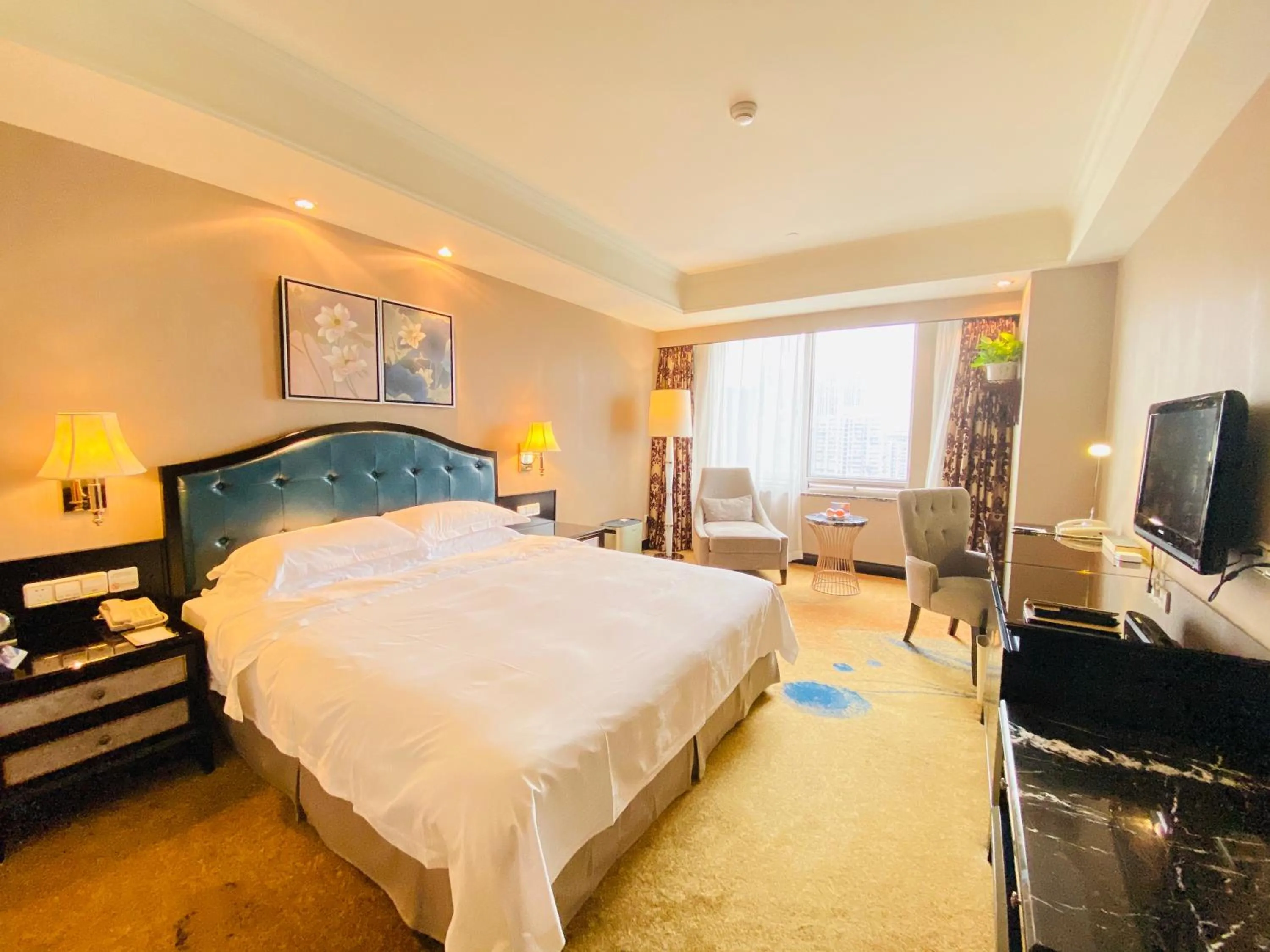 Bed in Ramada Plaza Tianlu Hotel