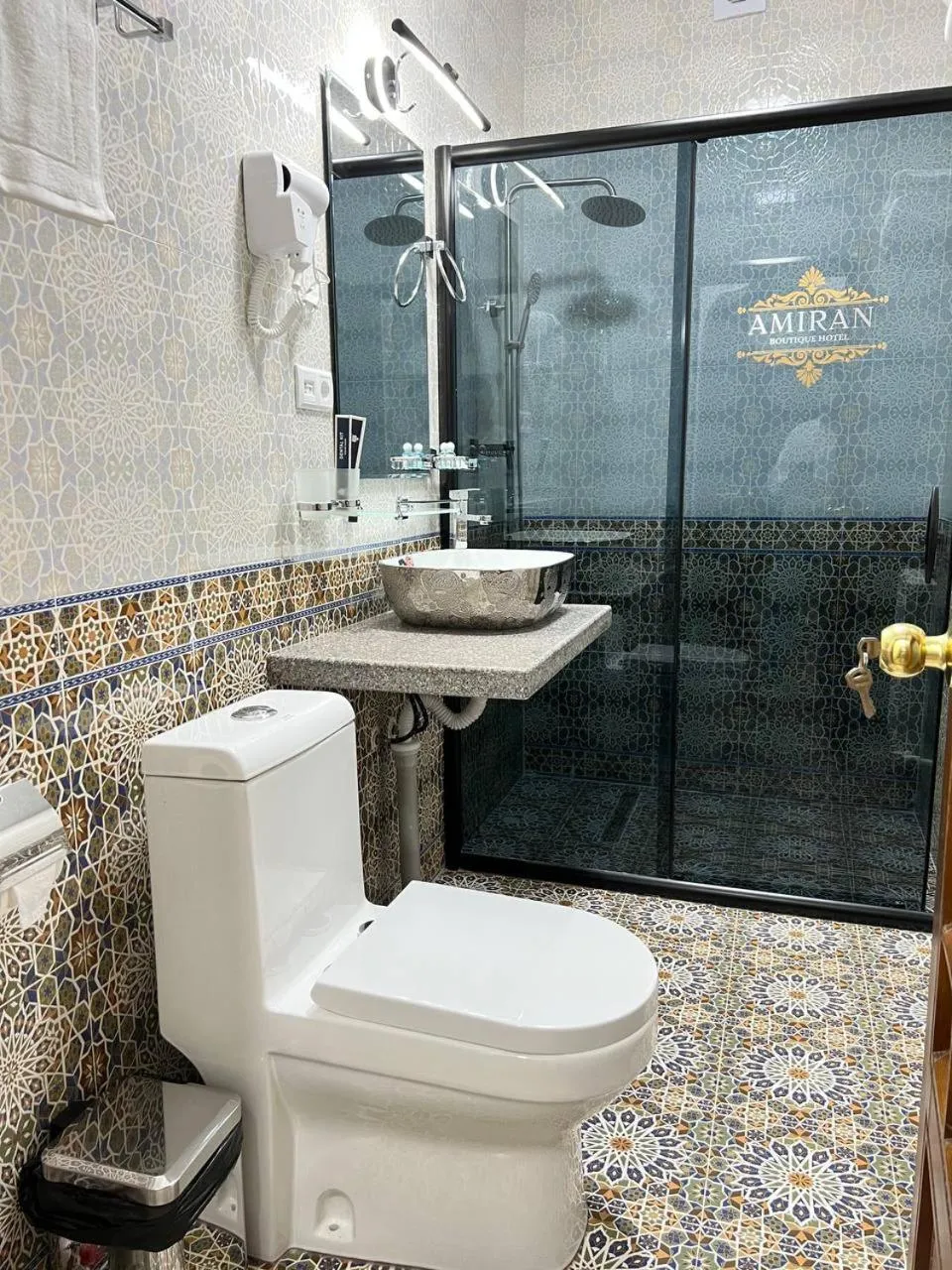 Shower in AMIRAN Boutique