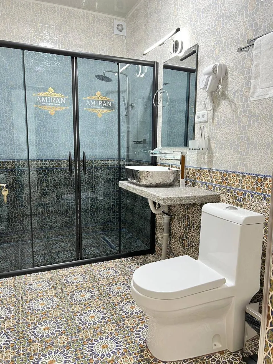 Shower in AMIRAN Boutique