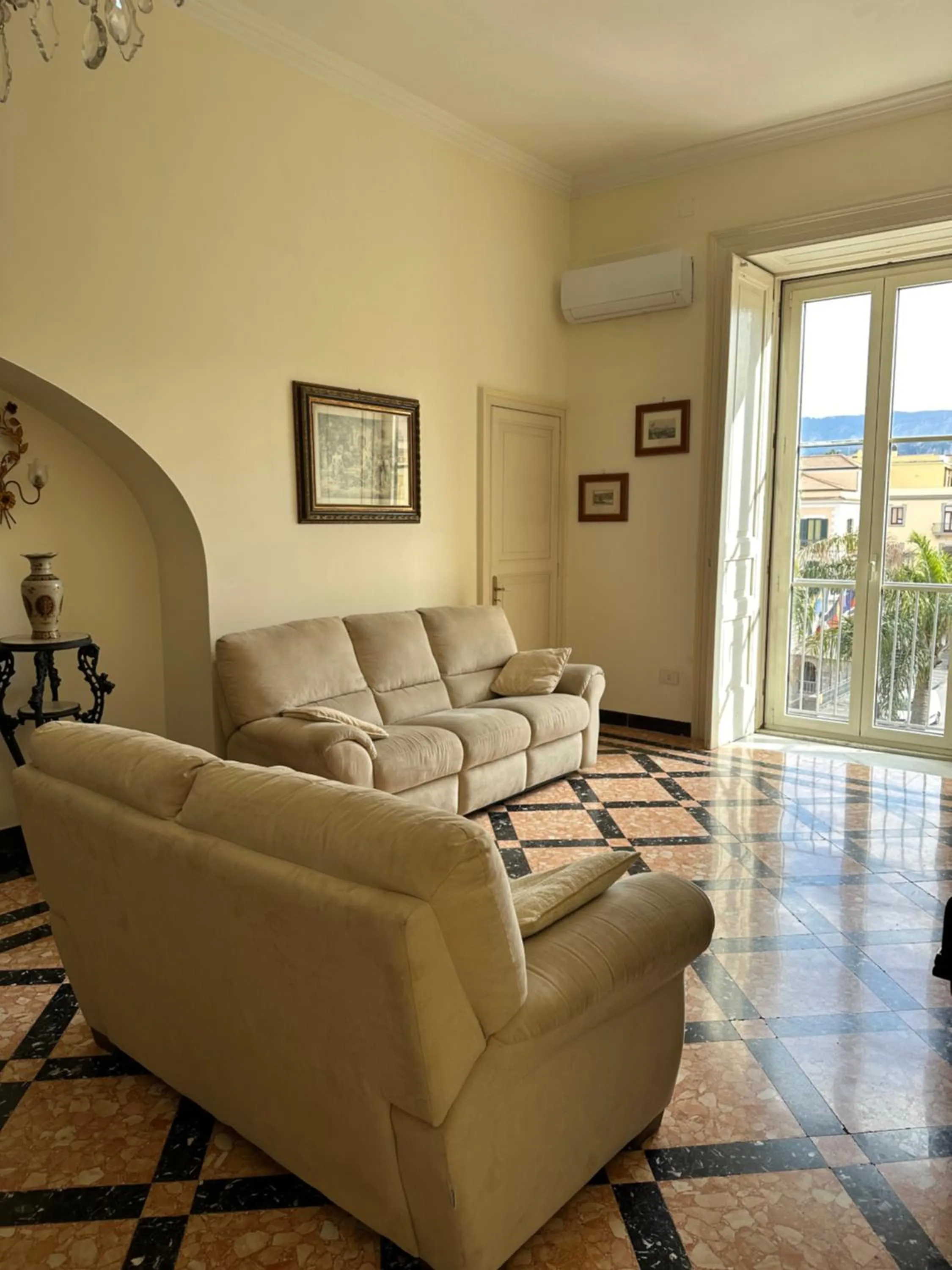 Communal lounge/ TV room in Maison D'Art