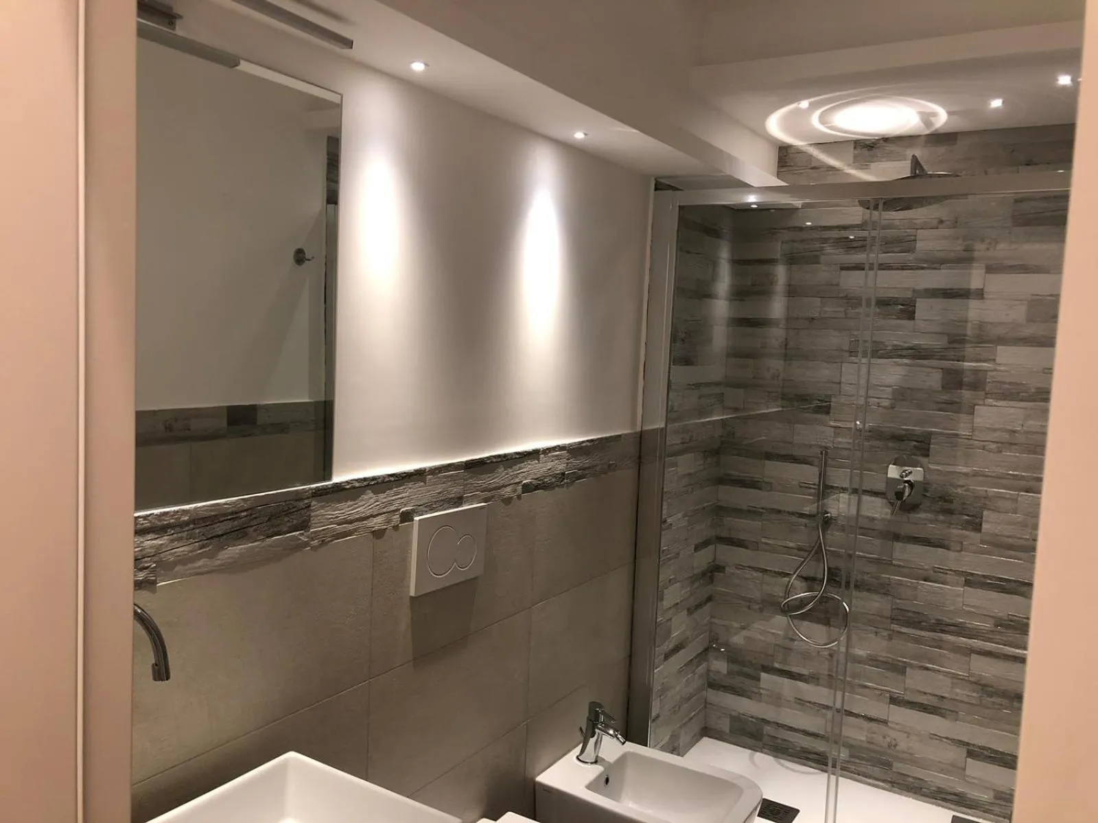 Shower in Maison D'Art