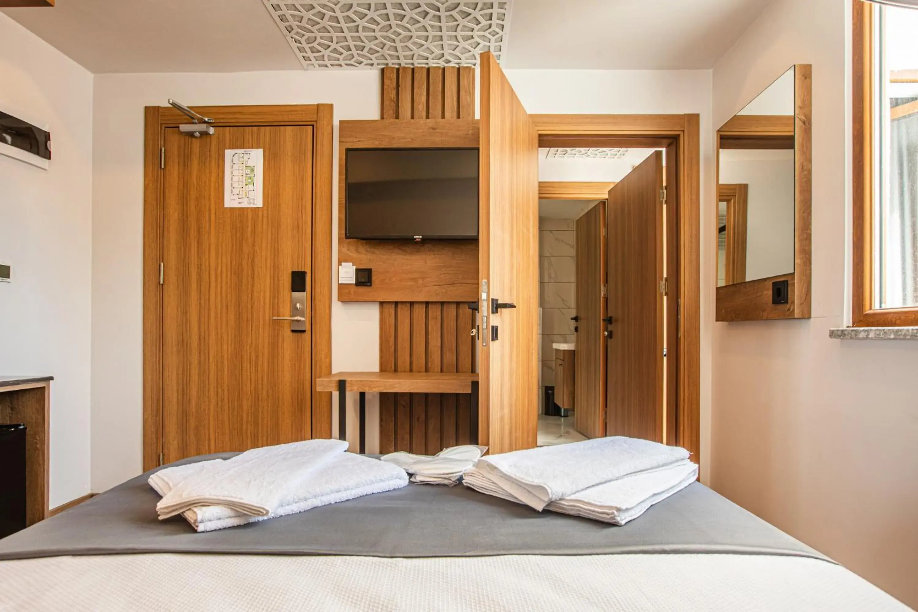 Quadruple Room with Private Bathroom in Grand Business Hotel Quadruple Room with Private Bathroom in Grand Business Hotel