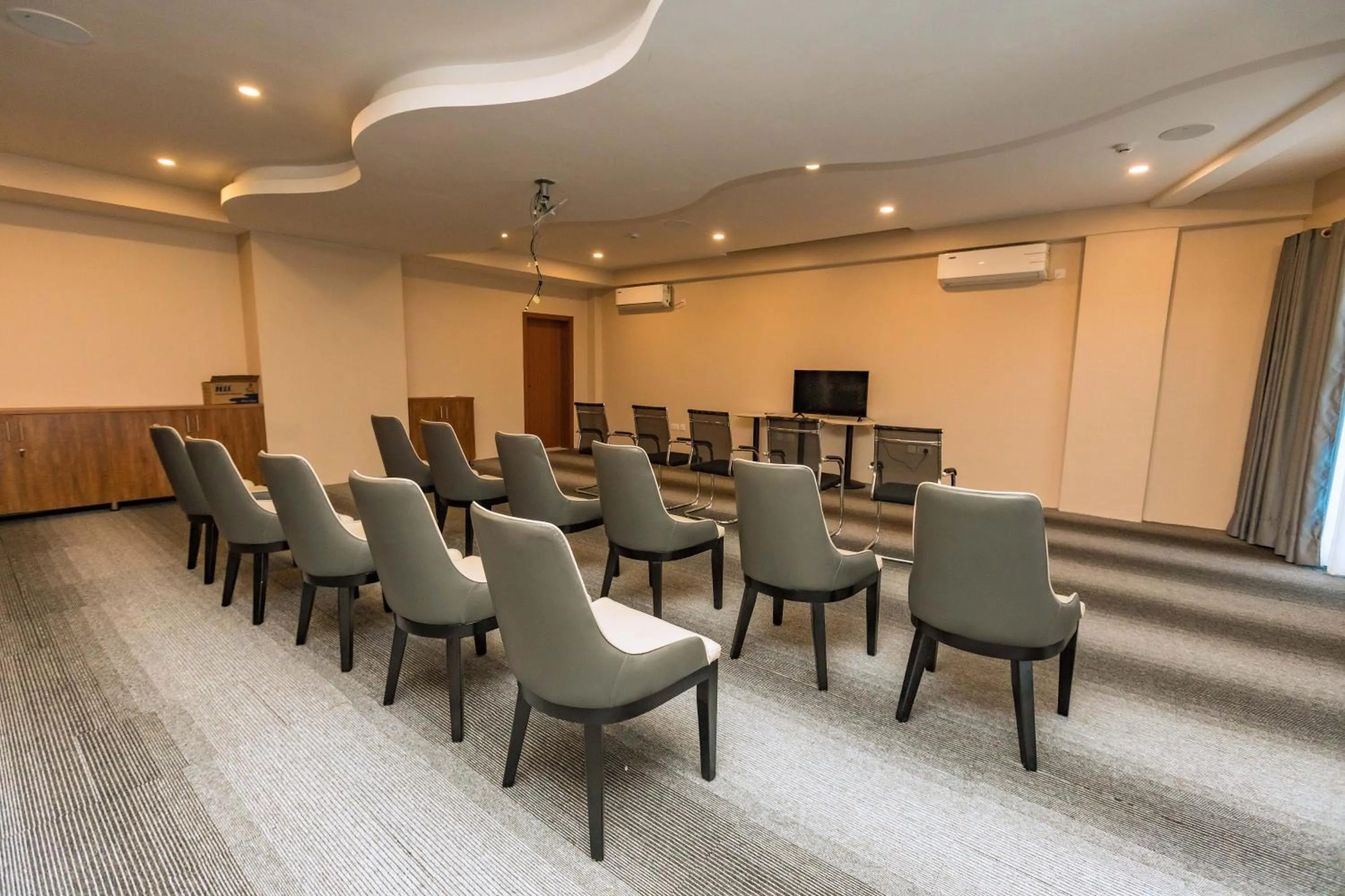 The Hut Restaurant & Boutique Hotel