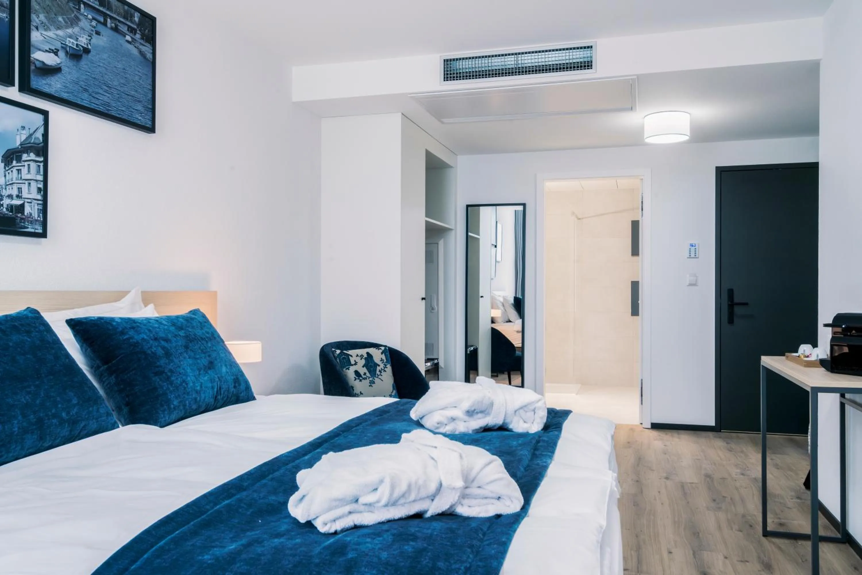 Photo of the whole room, Bed in YParc Hôtel