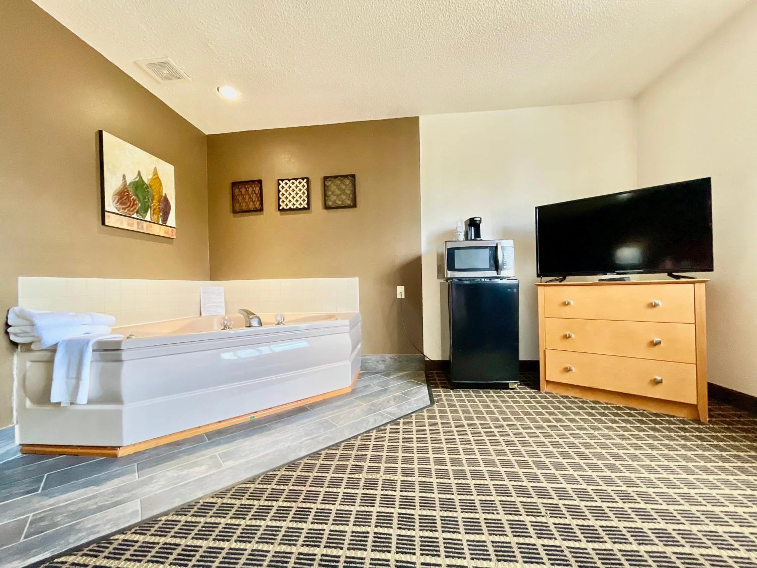 TV and multimedia, Bed in The Quincy Inn & Suites