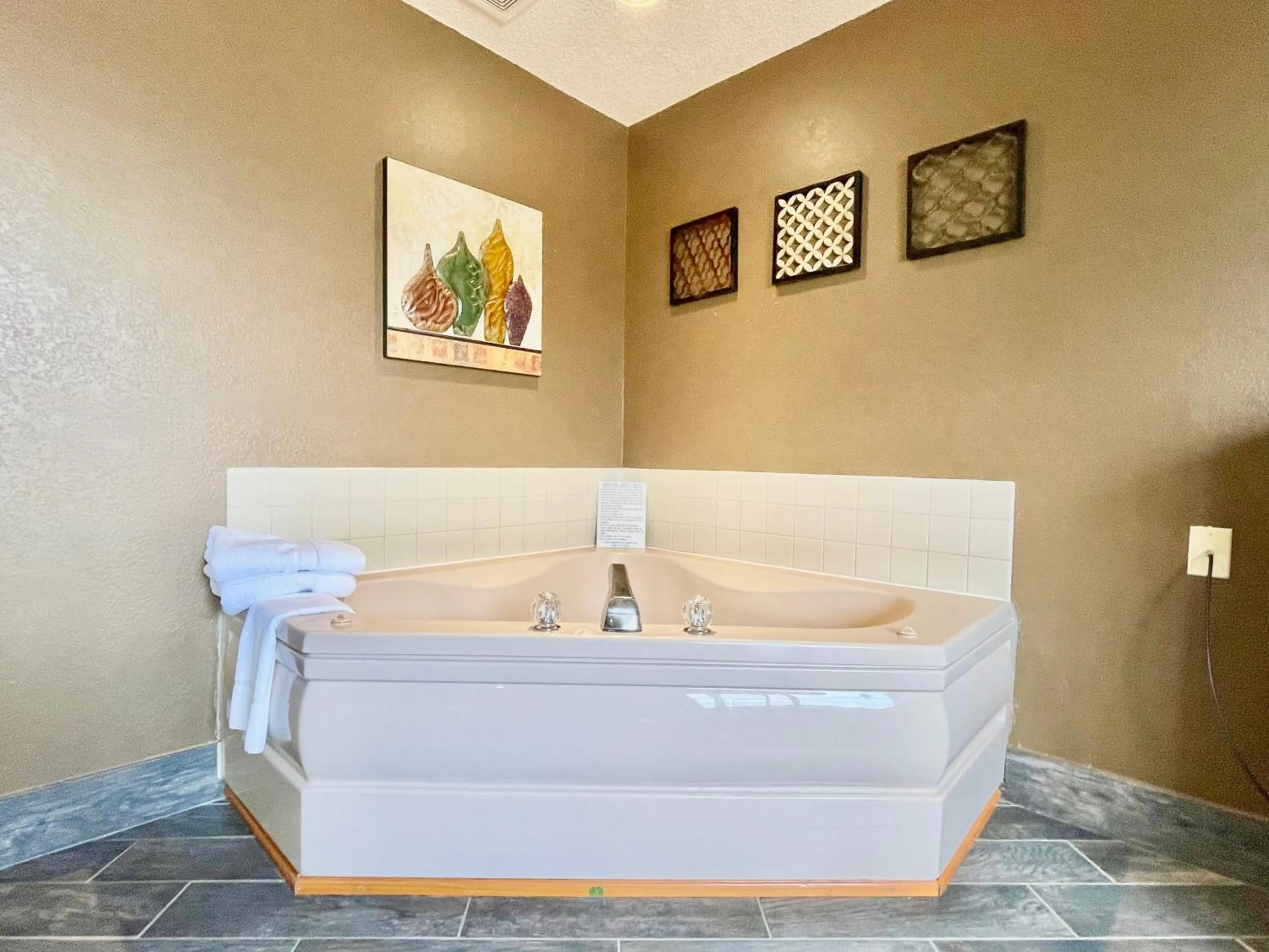 Bath, Bed in The Quincy Inn & Suites