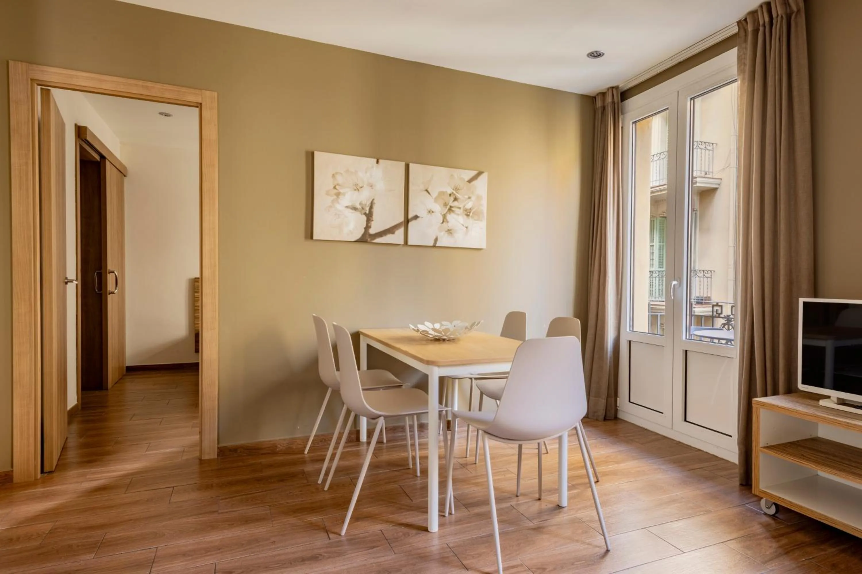 Dining area in Barcelona Apartment Milà