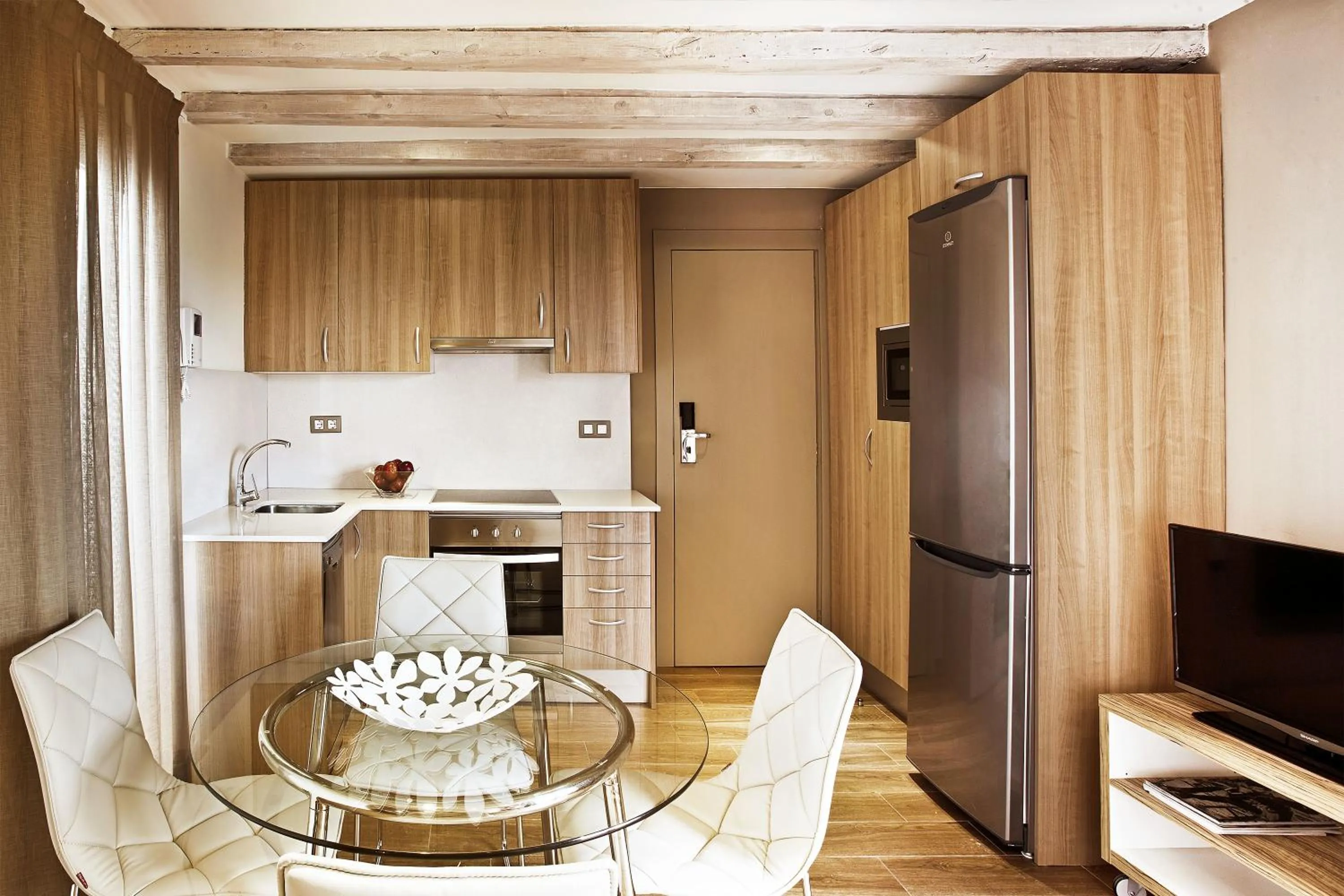 Dining area in Barcelona Apartment Milà