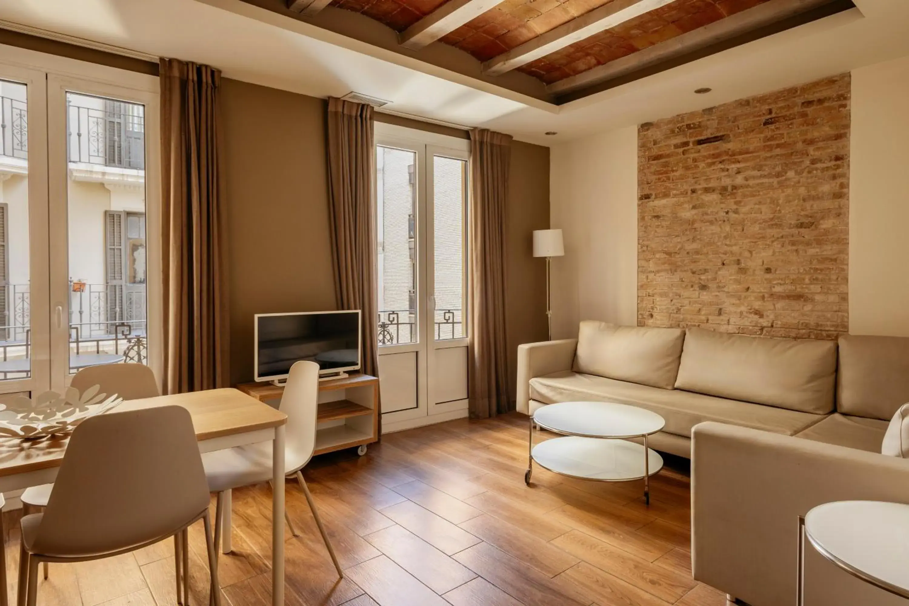 Deluxe Two-Bedroom Apartment in Barcelona Apartment Milà Deluxe Two-Bedroom Apartment in Barcelona Apartment Milà