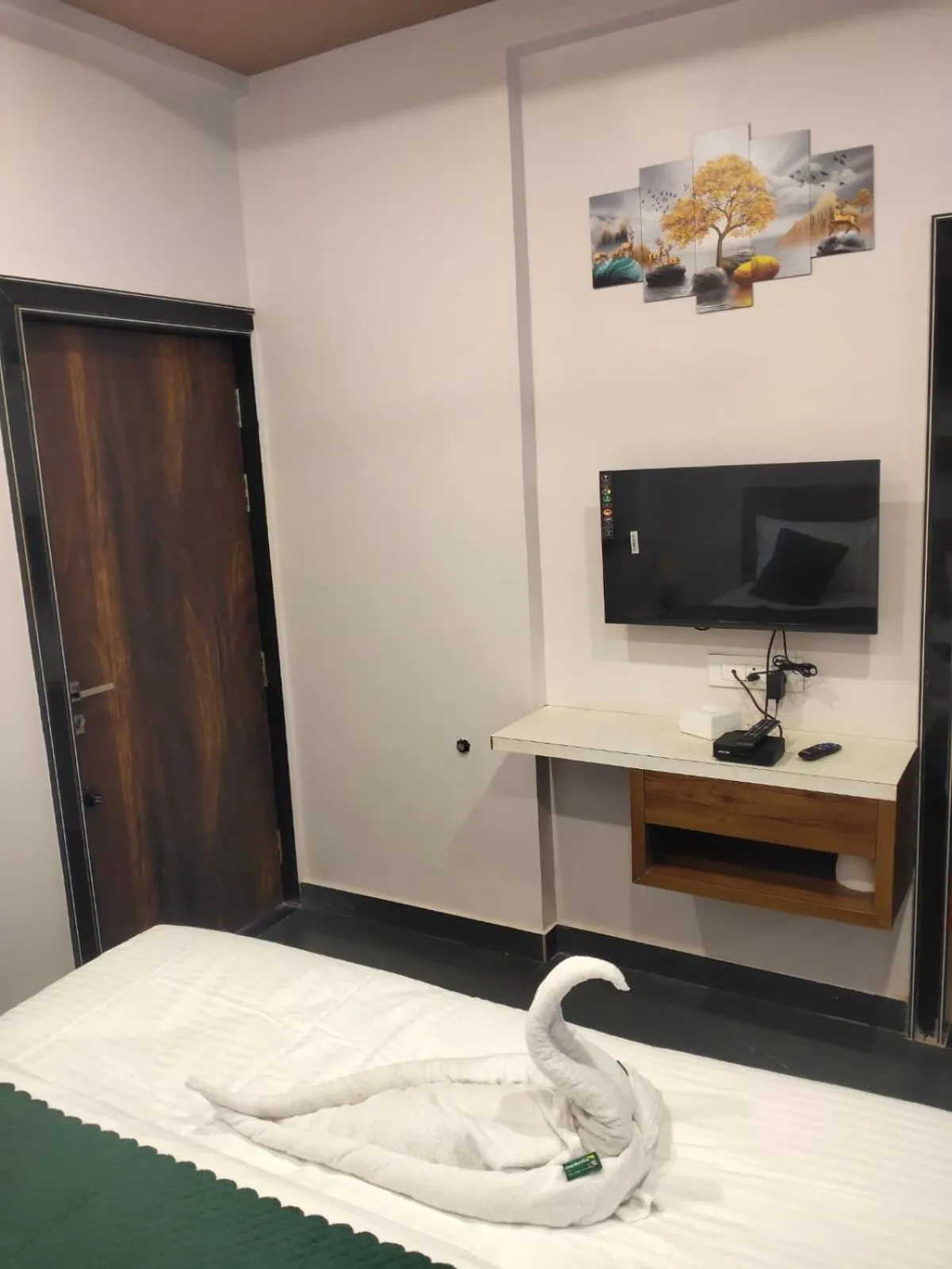 TV and multimedia, Bed in Hotel Garuda Executive Latur