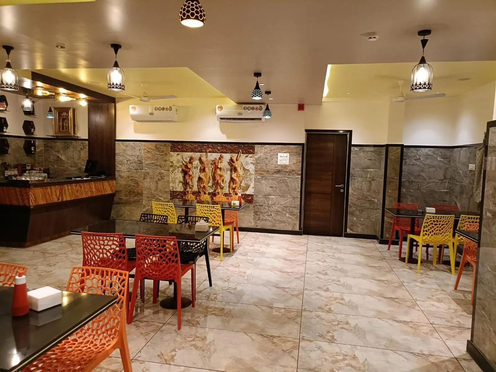 Restaurant/places to eat in Hotel Garuda Executive Latur