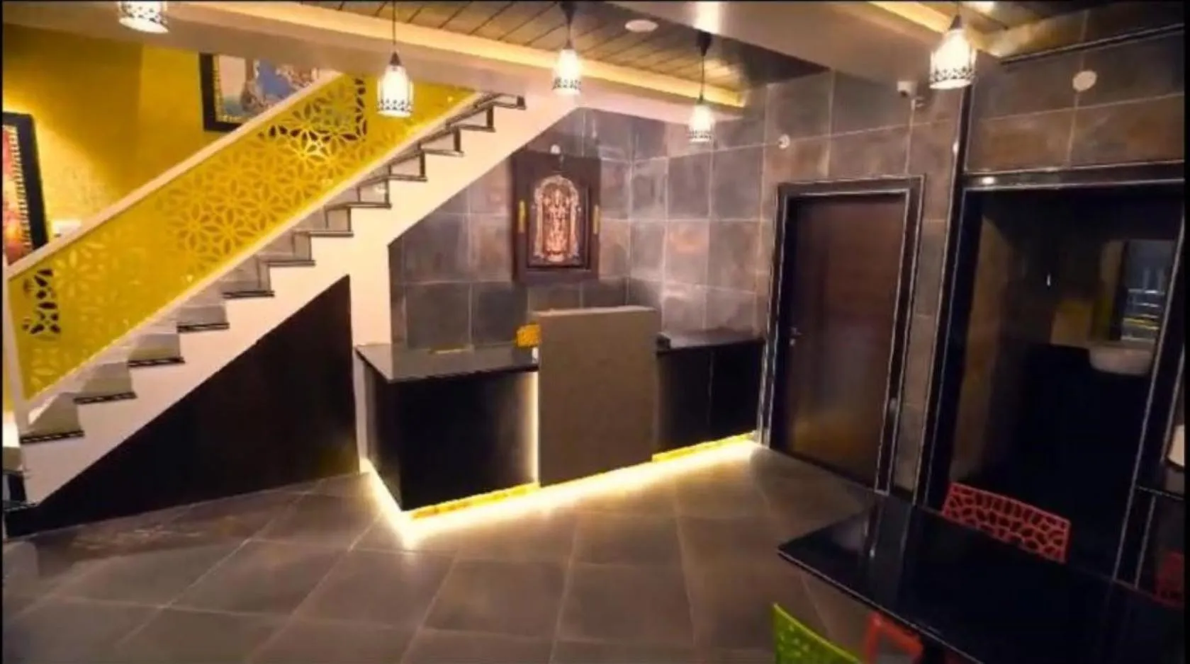 Restaurant/places to eat in Hotel Garuda Executive Latur