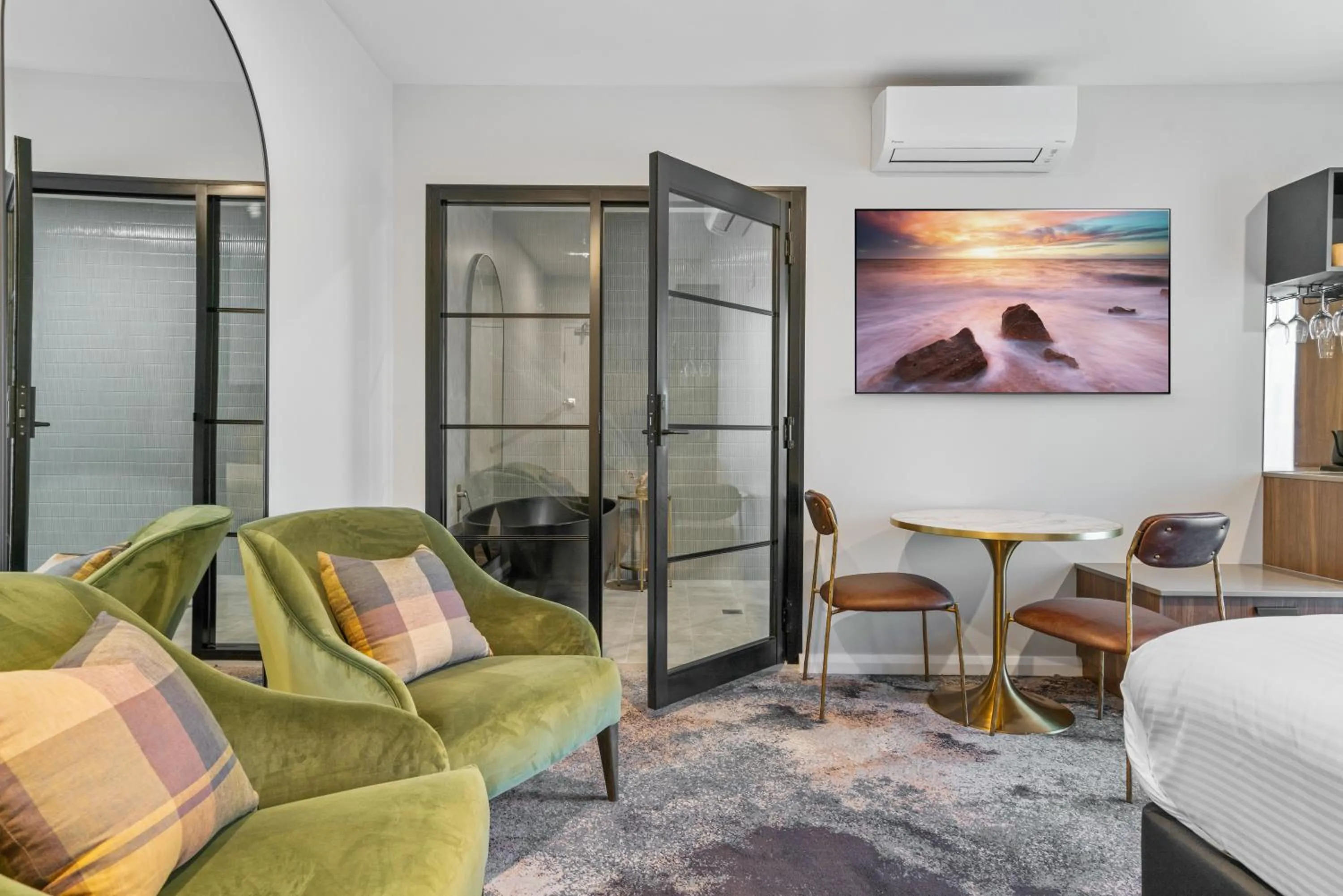 Bathroom, Bed in St Hugh Hotel Wagga Wagga