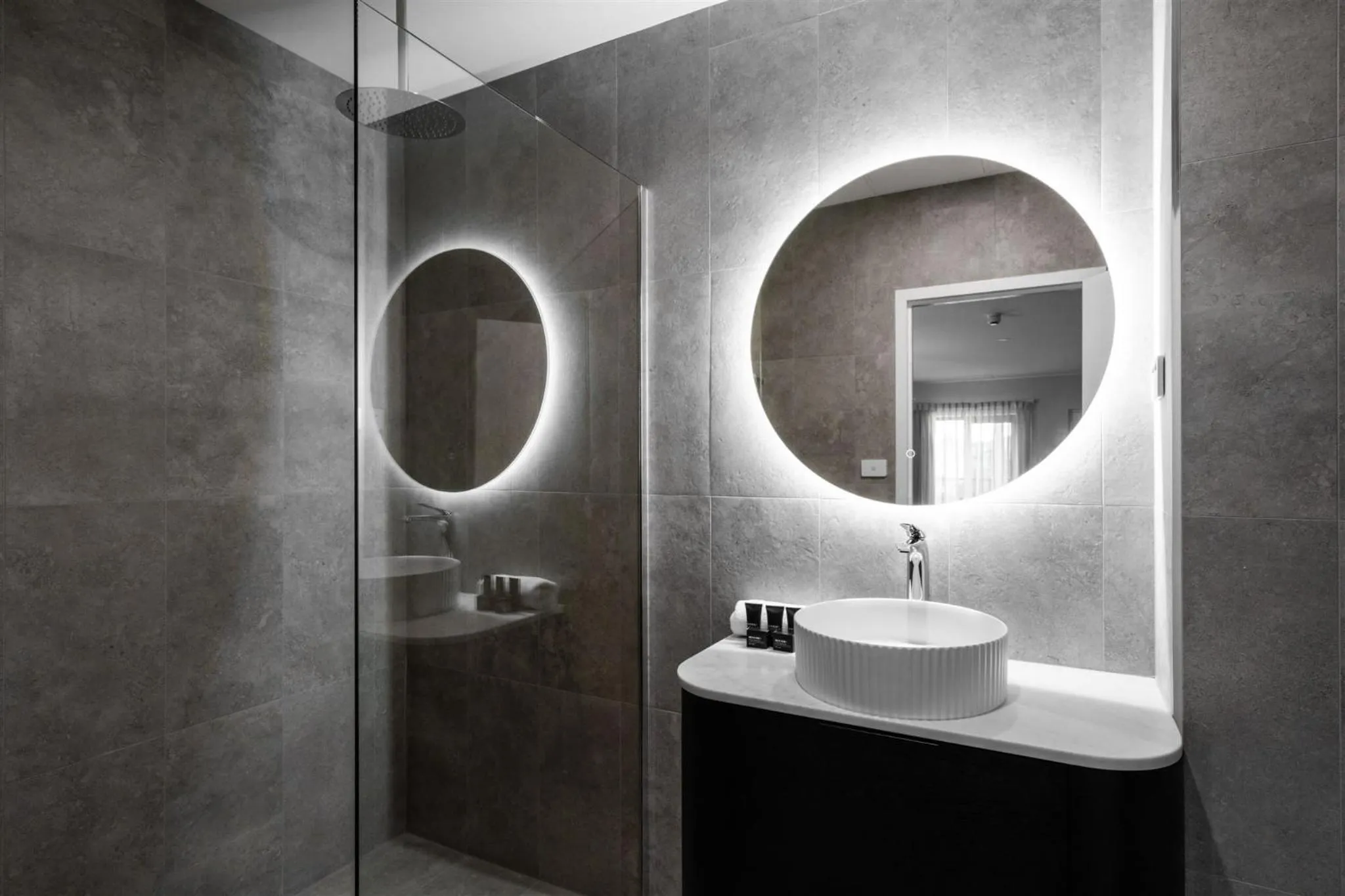 Shower in St Hugh Hotel Wagga Wagga