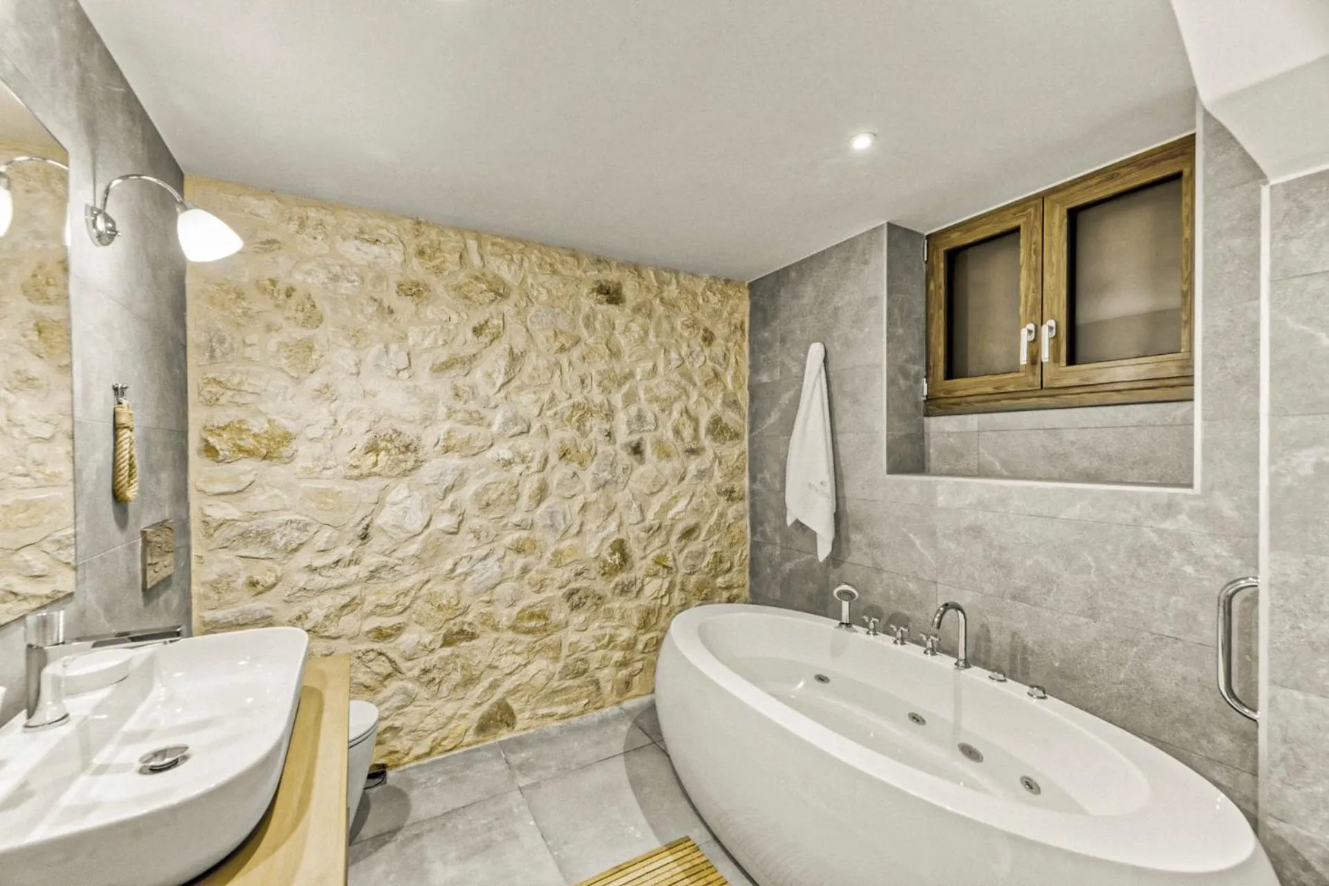 Hot Tub in Komody Apartments