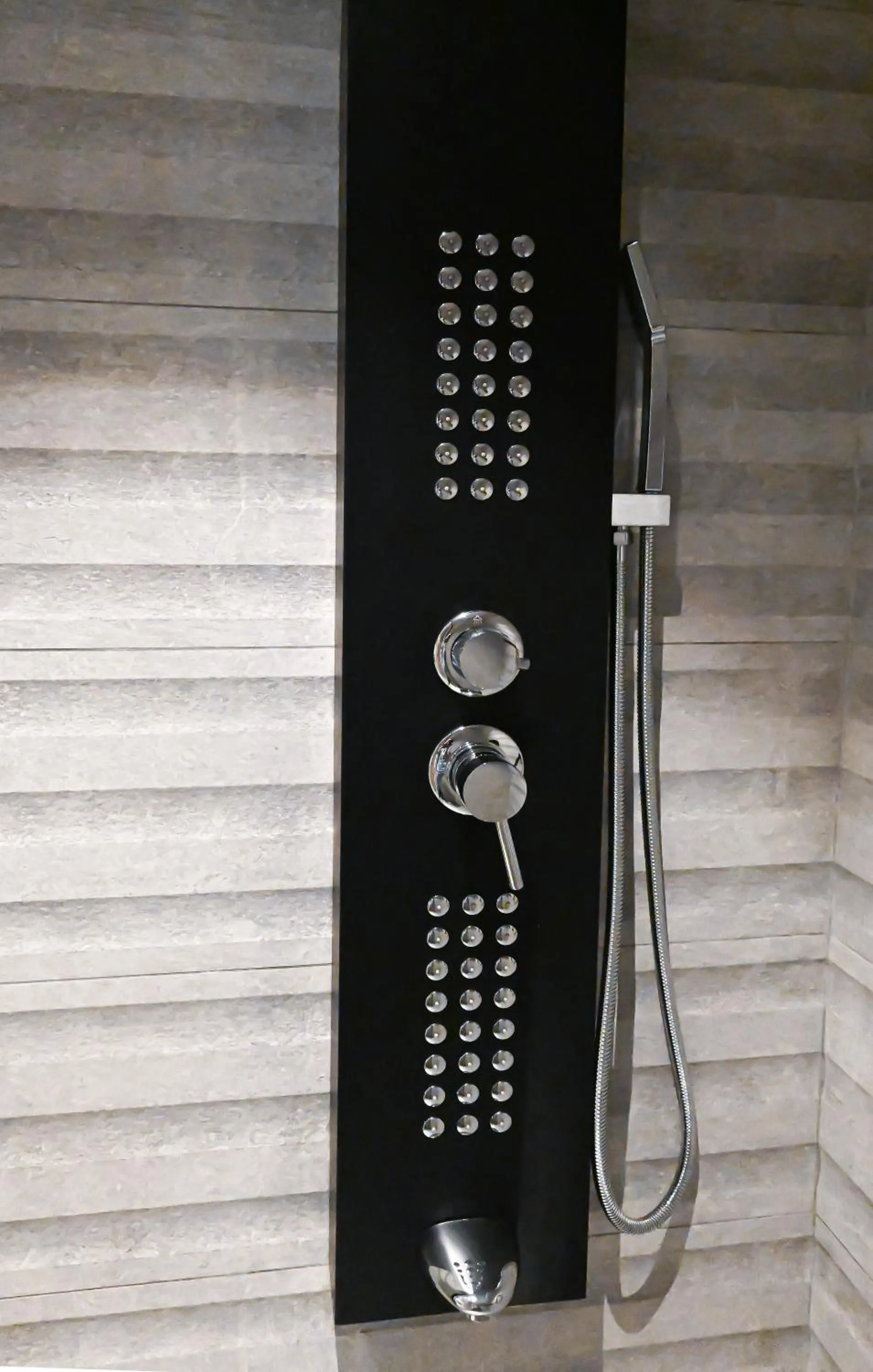 Hot Tub in Komody Apartments