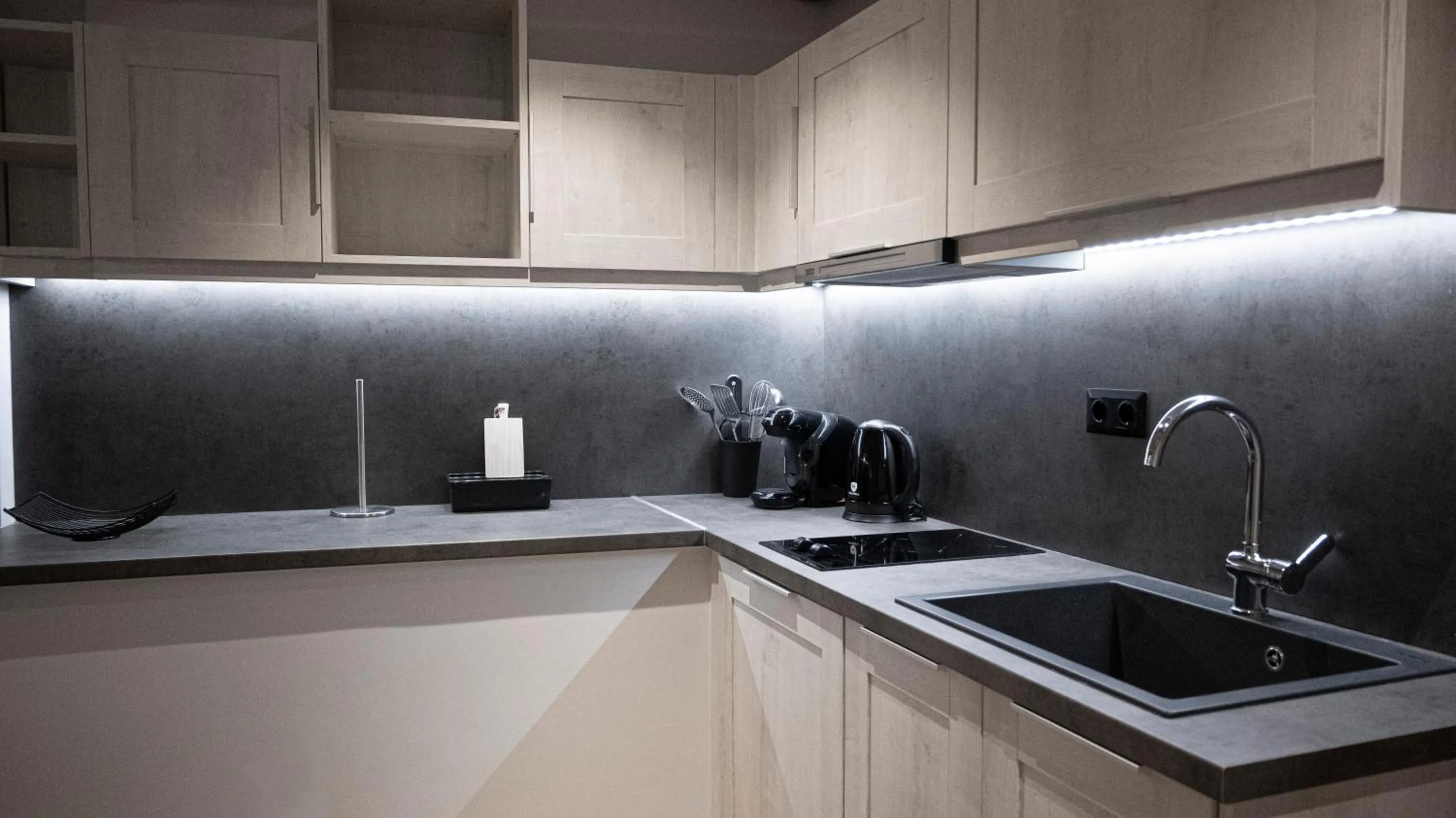 Kitchen or kitchenette in Komody Apartments