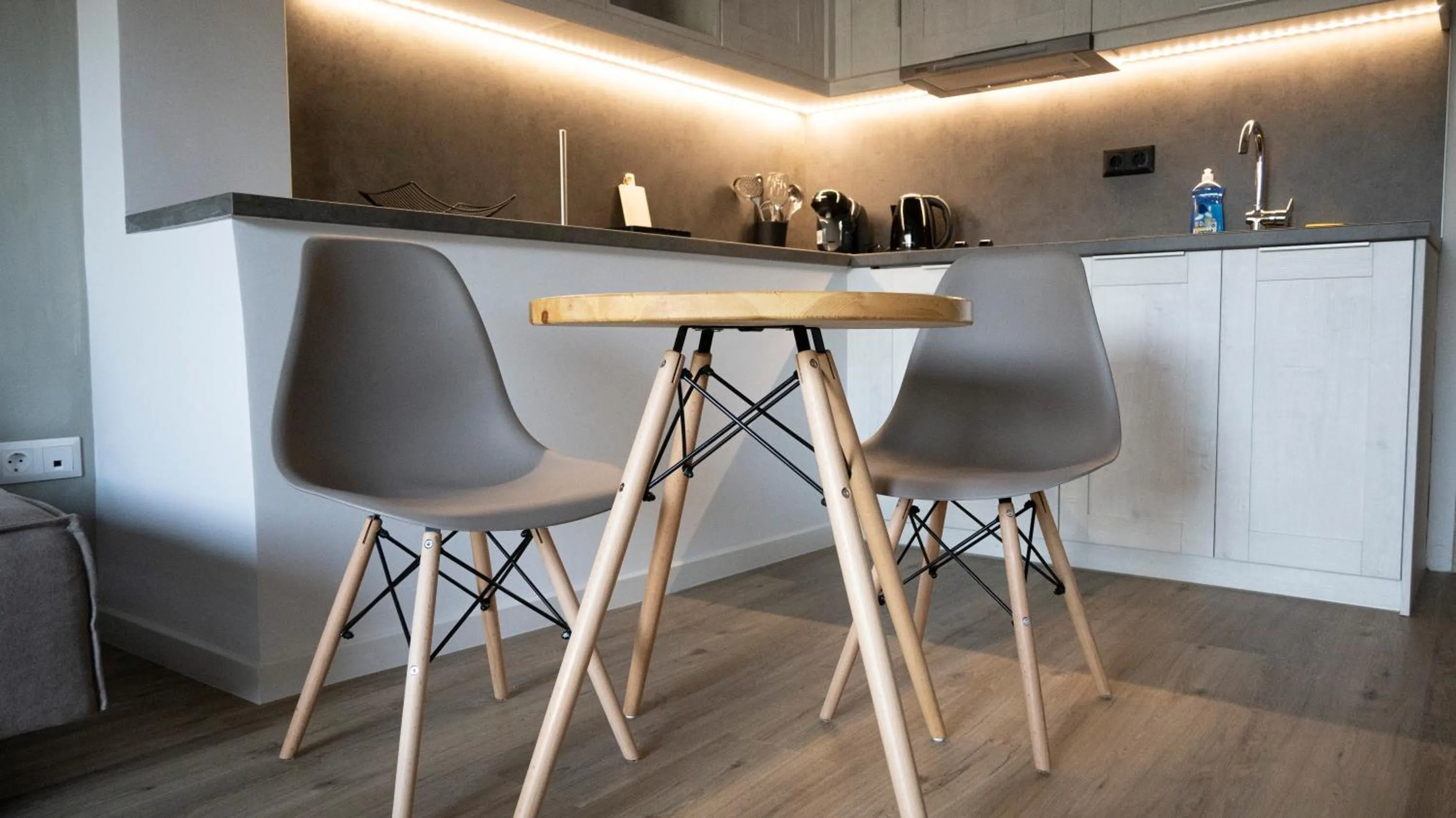 Kitchen or kitchenette in Komody Apartments