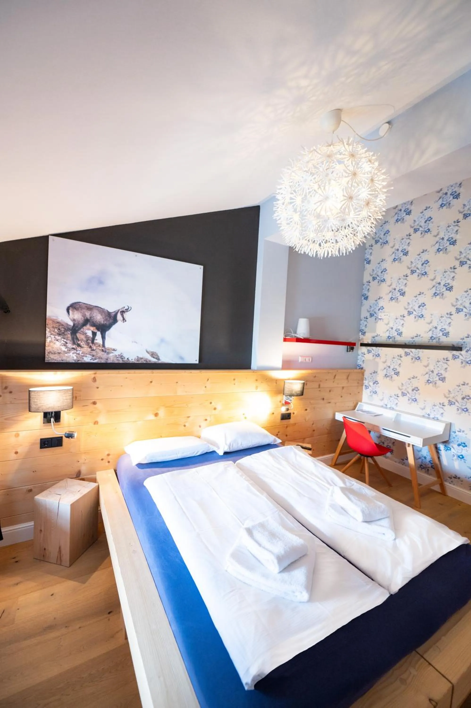 Photo of the whole room, Bed in Design Hotel ALPENLIEBE - - - - Boutique-Flair - - - -