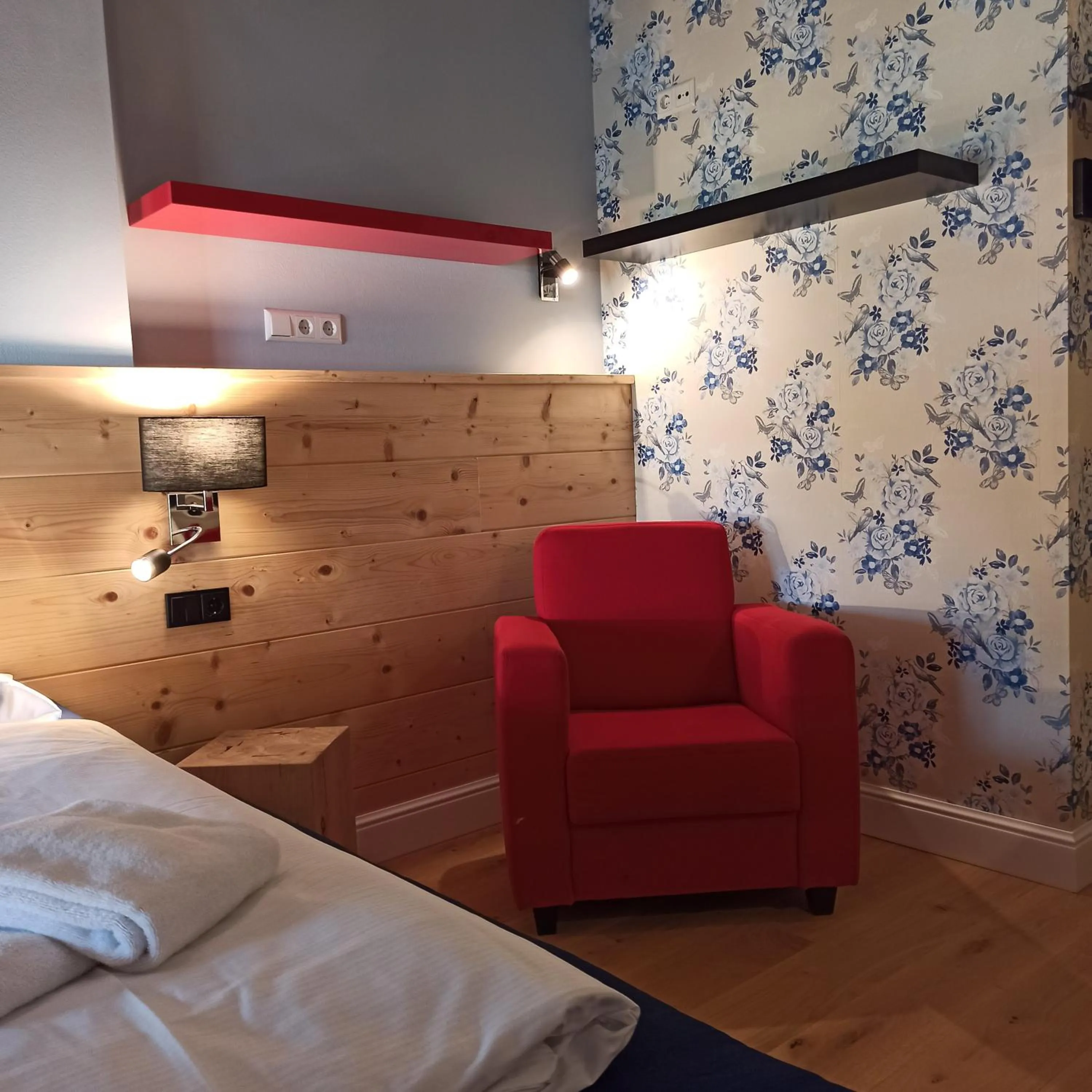 Photo of the whole room, Bed in Design Hotel ALPENLIEBE - - - - Boutique-Flair - - - -