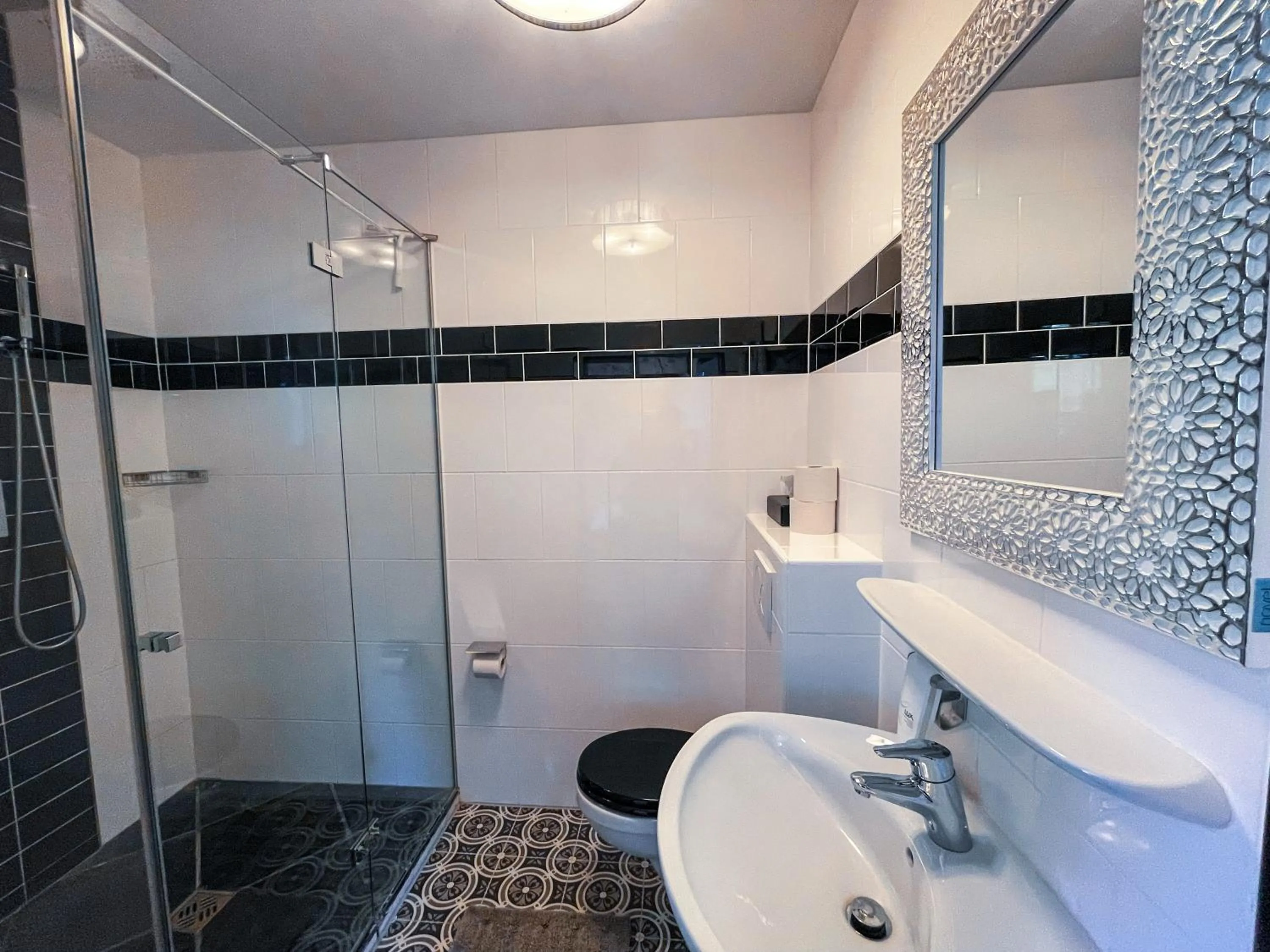 Shower in Design Hotel ALPENLIEBE - - - - Boutique-Flair - - - -