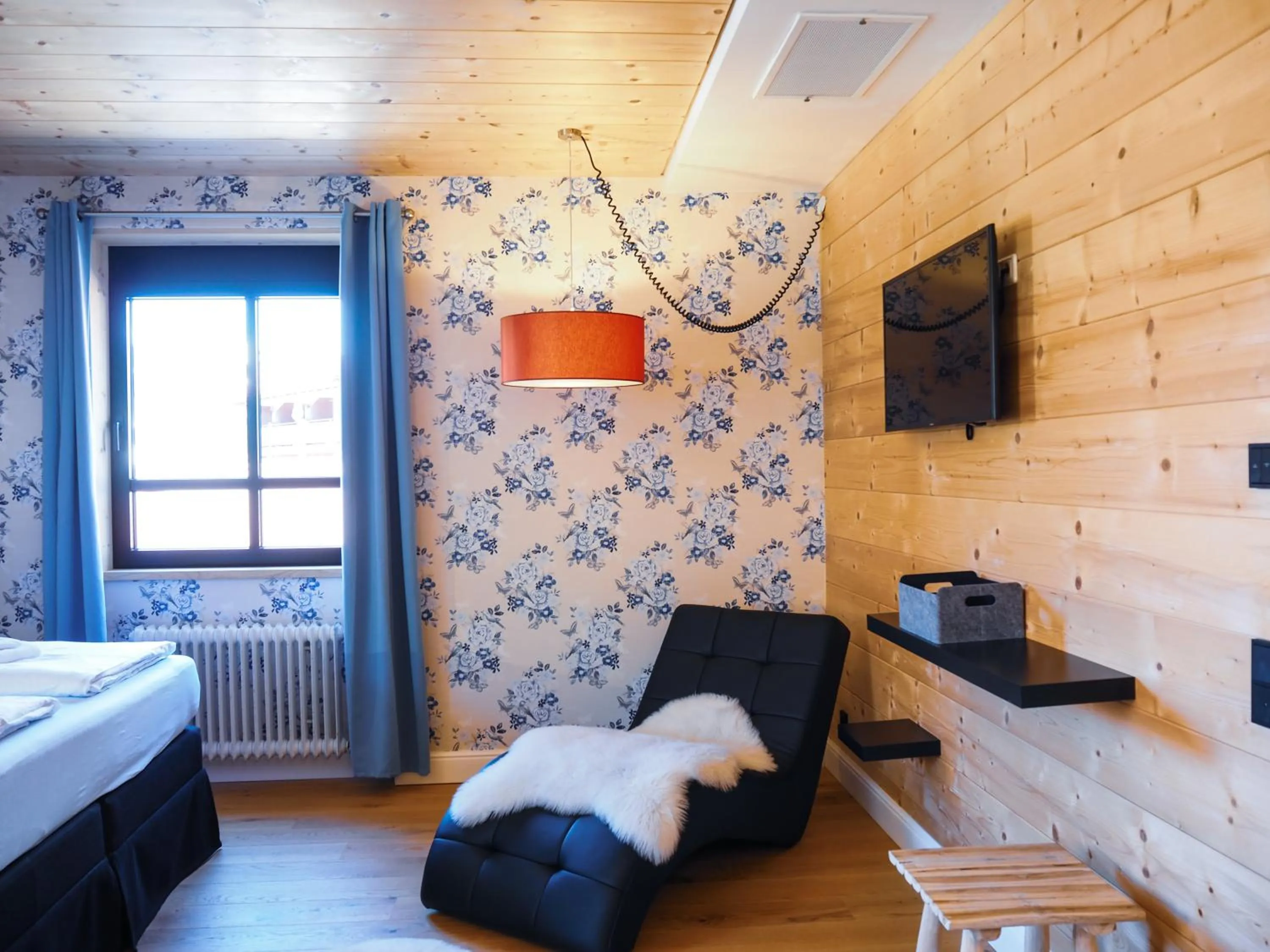 Photo of the whole room, Bed in Design Hotel ALPENLIEBE - - - - Boutique-Flair - - - -