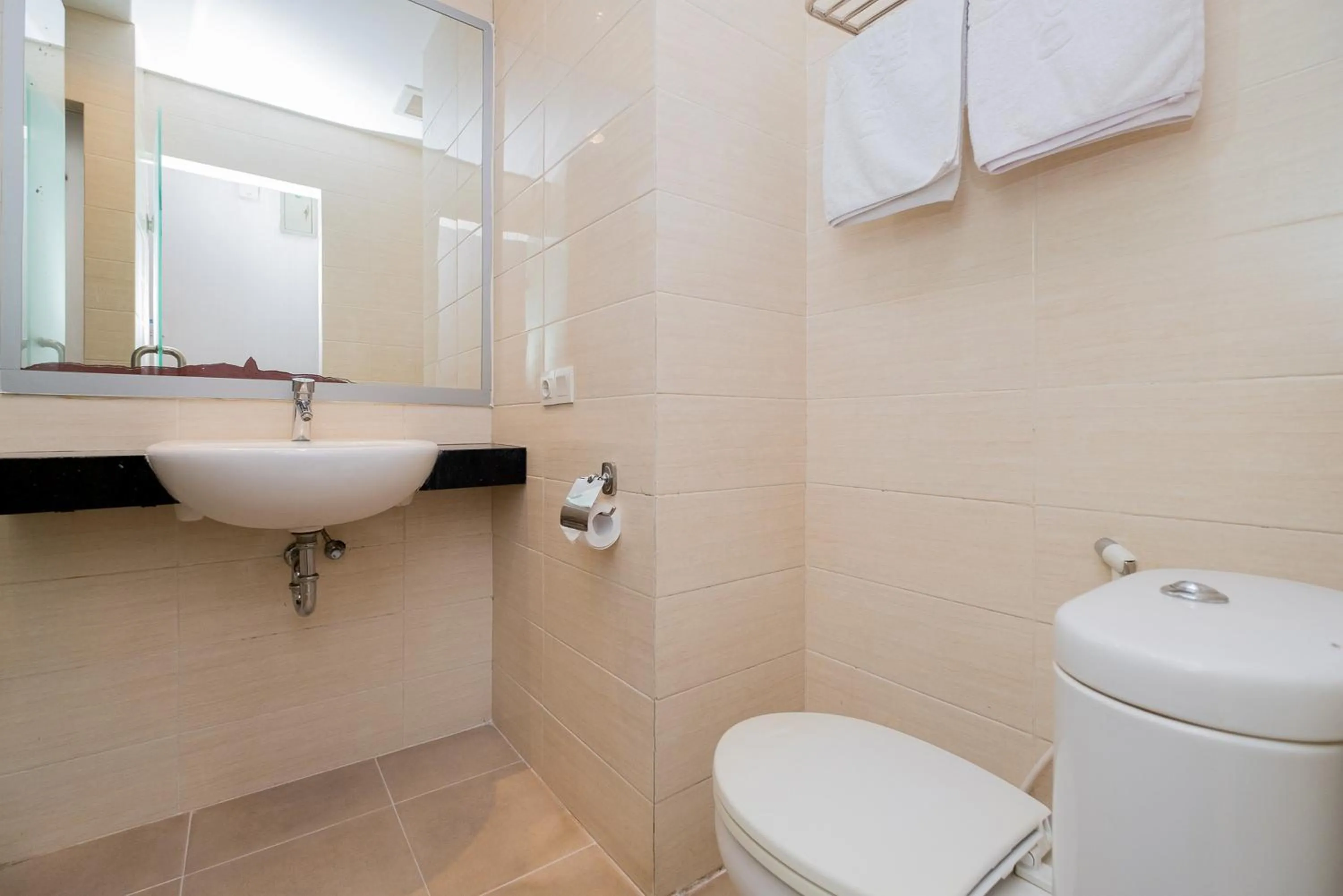 Bathroom in RedDoorz Premium @ Jalan Veteran Bojonegoro