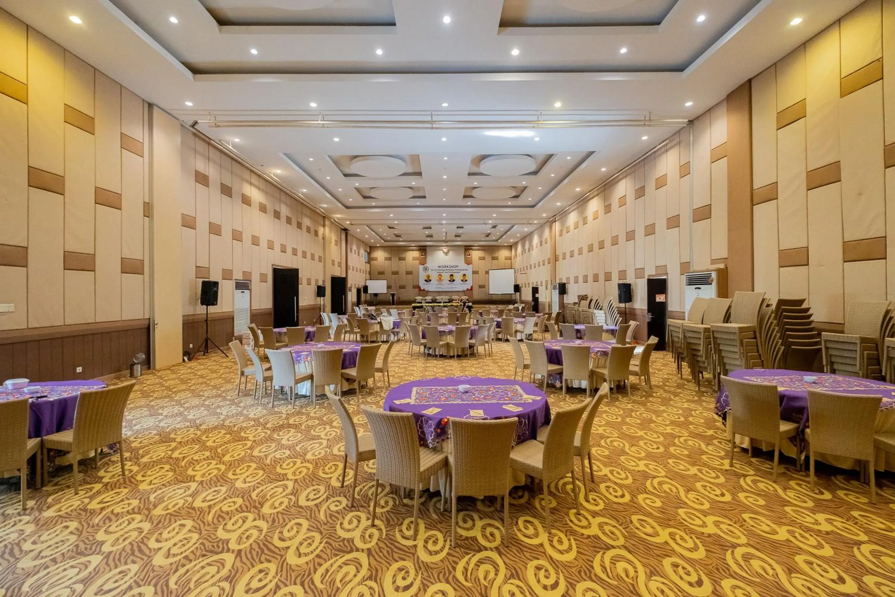 Restaurant/places to eat in RedDoorz Premium @ Jalan Veteran Bojonegoro