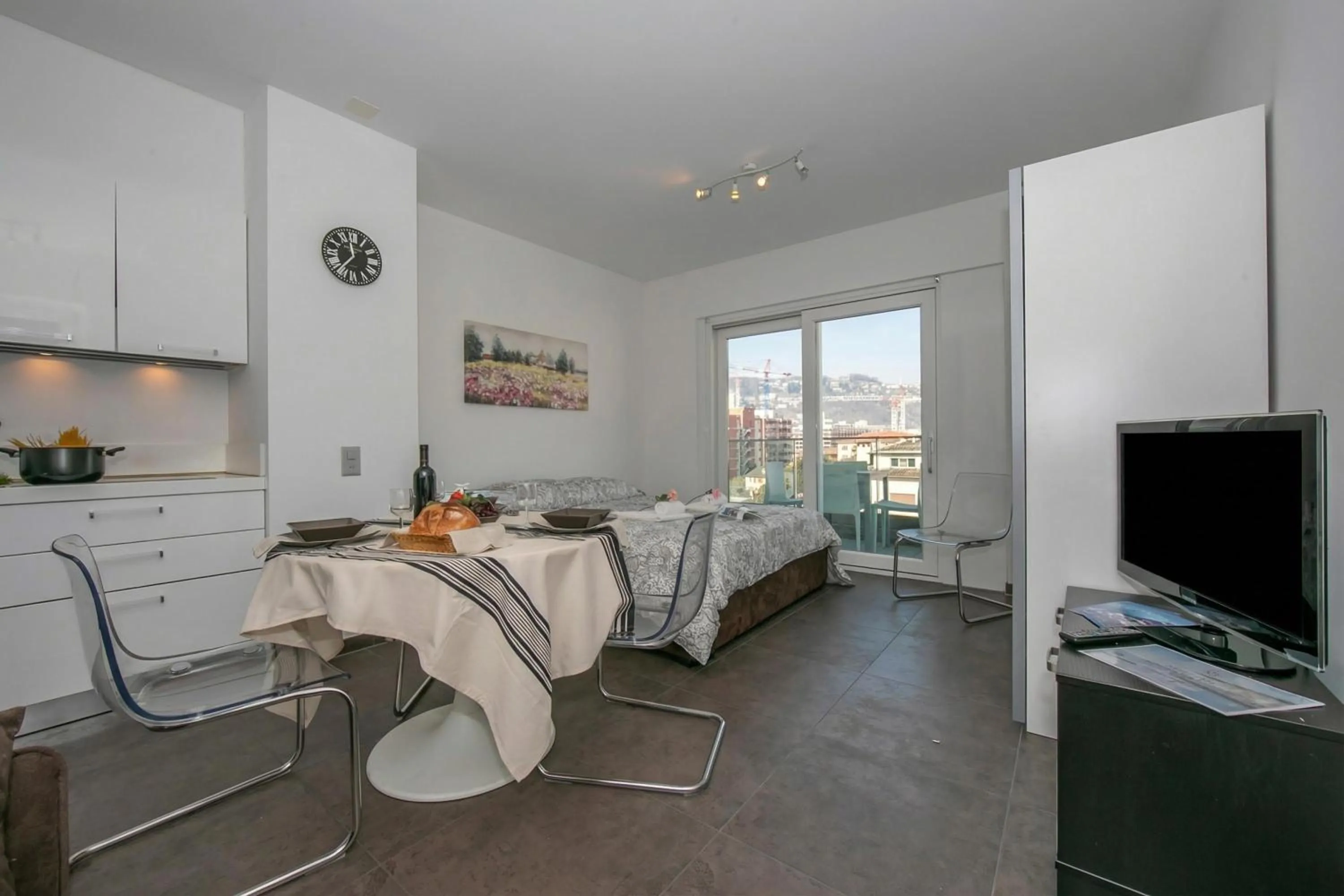Dining area in Sunrise House - Happy Rentals