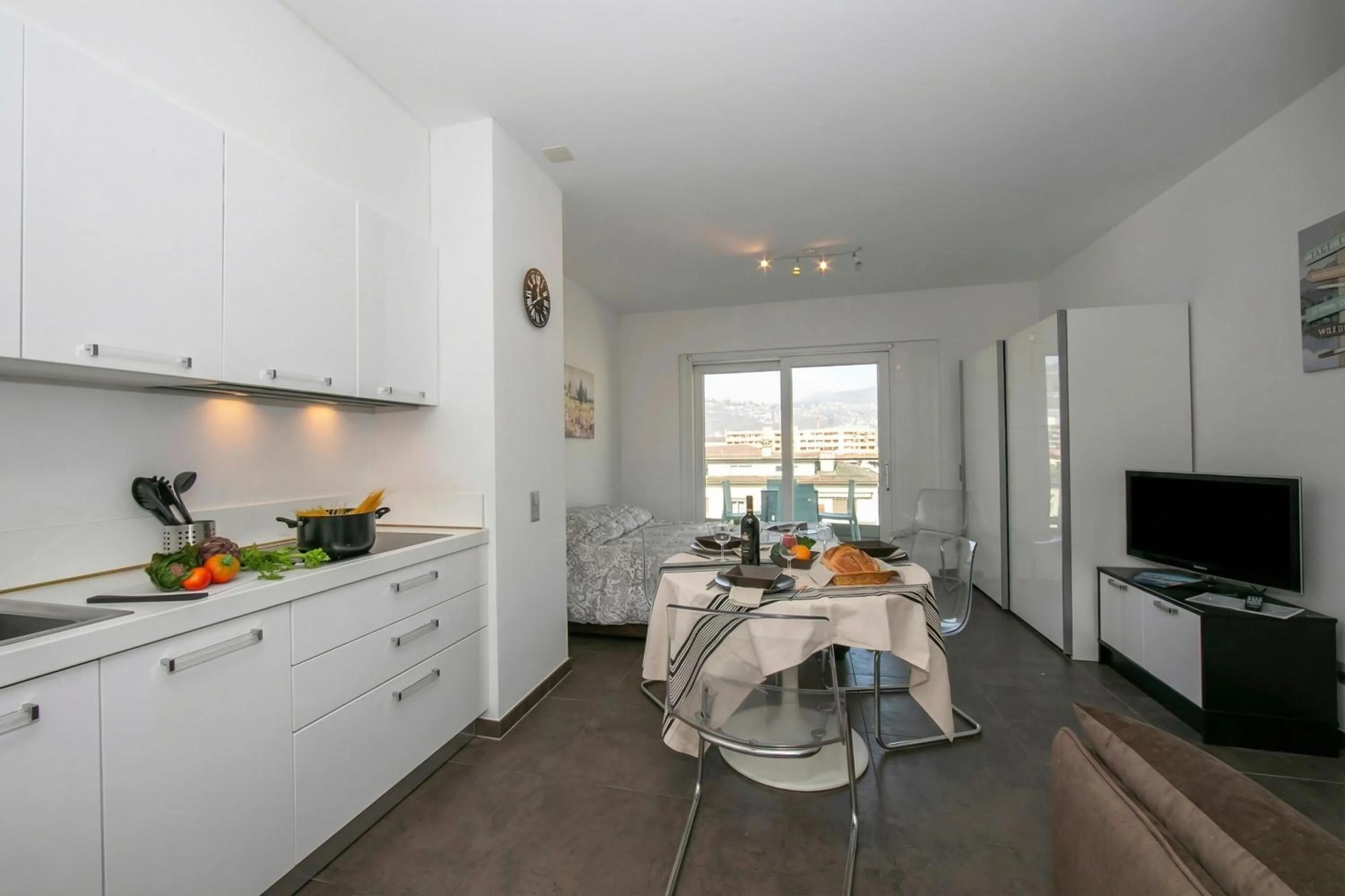Dining area in Sunrise House - Happy Rentals