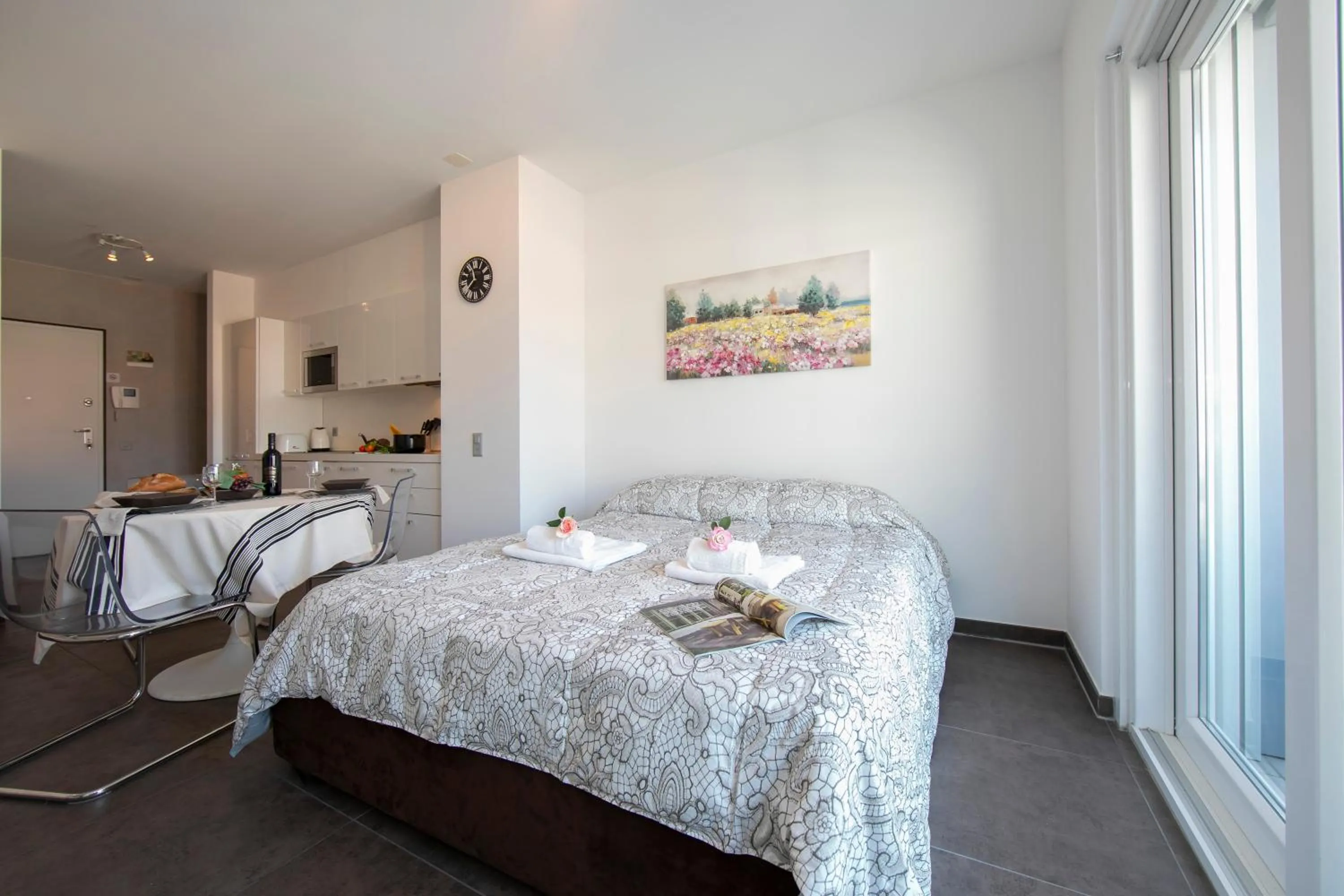 Living room, Bed in Sunrise House - Happy Rentals
