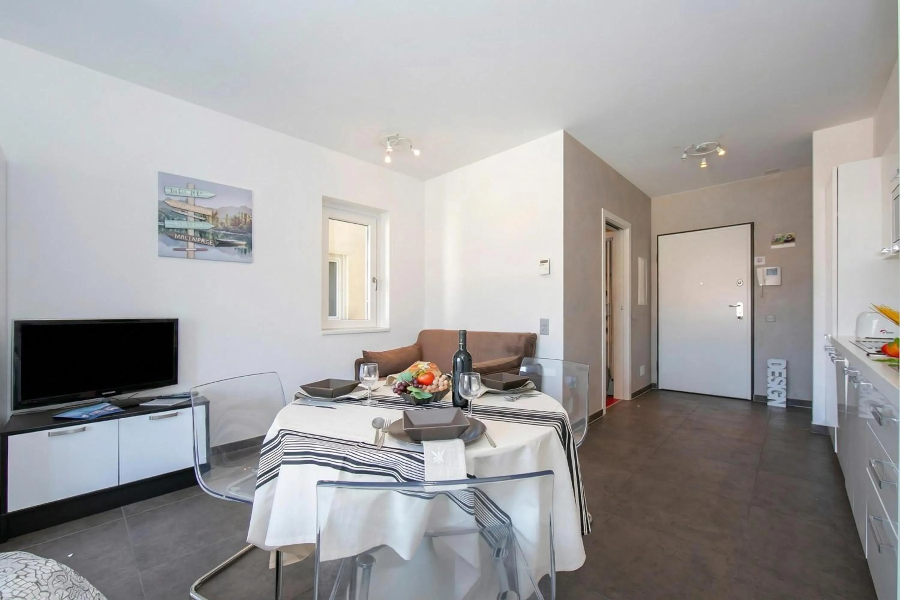 Dining area in Sunrise House - Happy Rentals