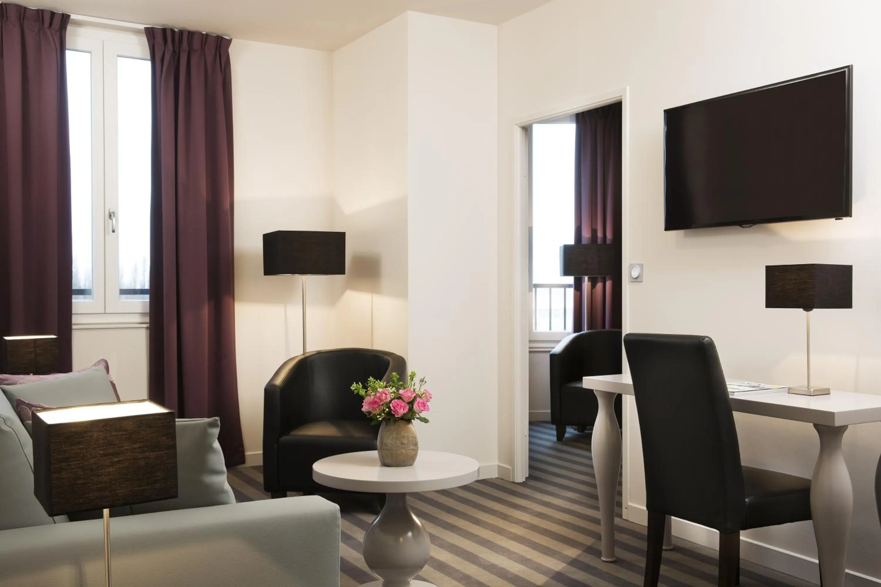 TV and multimedia in Executive Hôtel Paris Gennevilliers