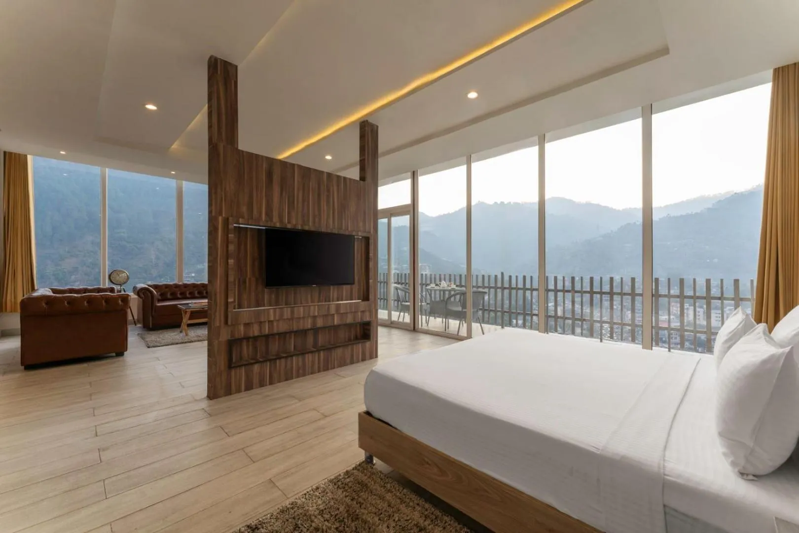 Bedroom, Bed in SPT Clarks Inn Suite, Mandi