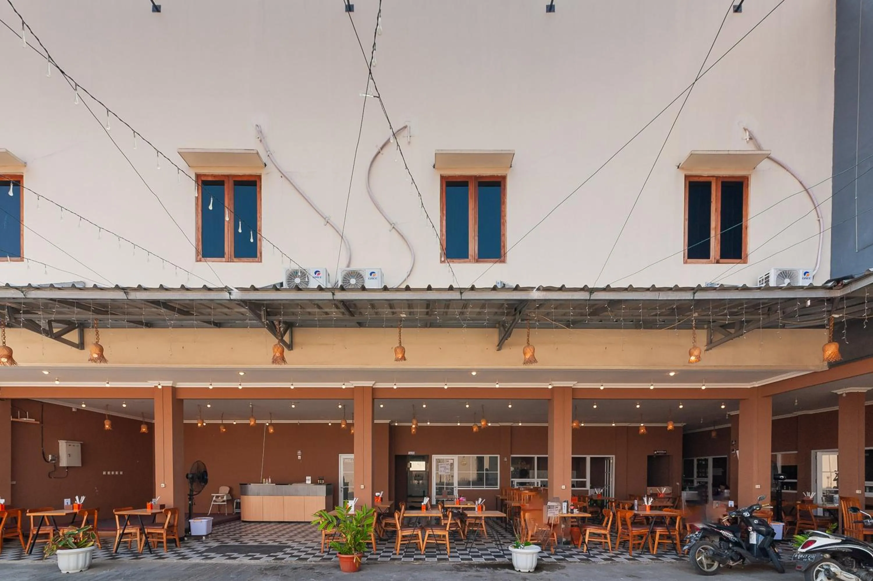 Property building in RedDoorz Syariah near Lemahabang Station