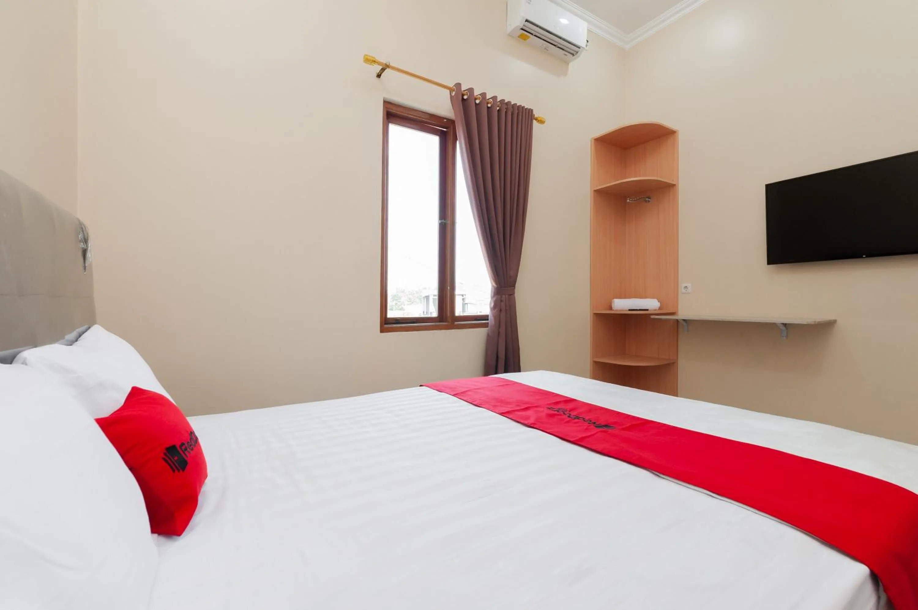 Bedroom, Bed in RedDoorz Syariah near Lemahabang Station