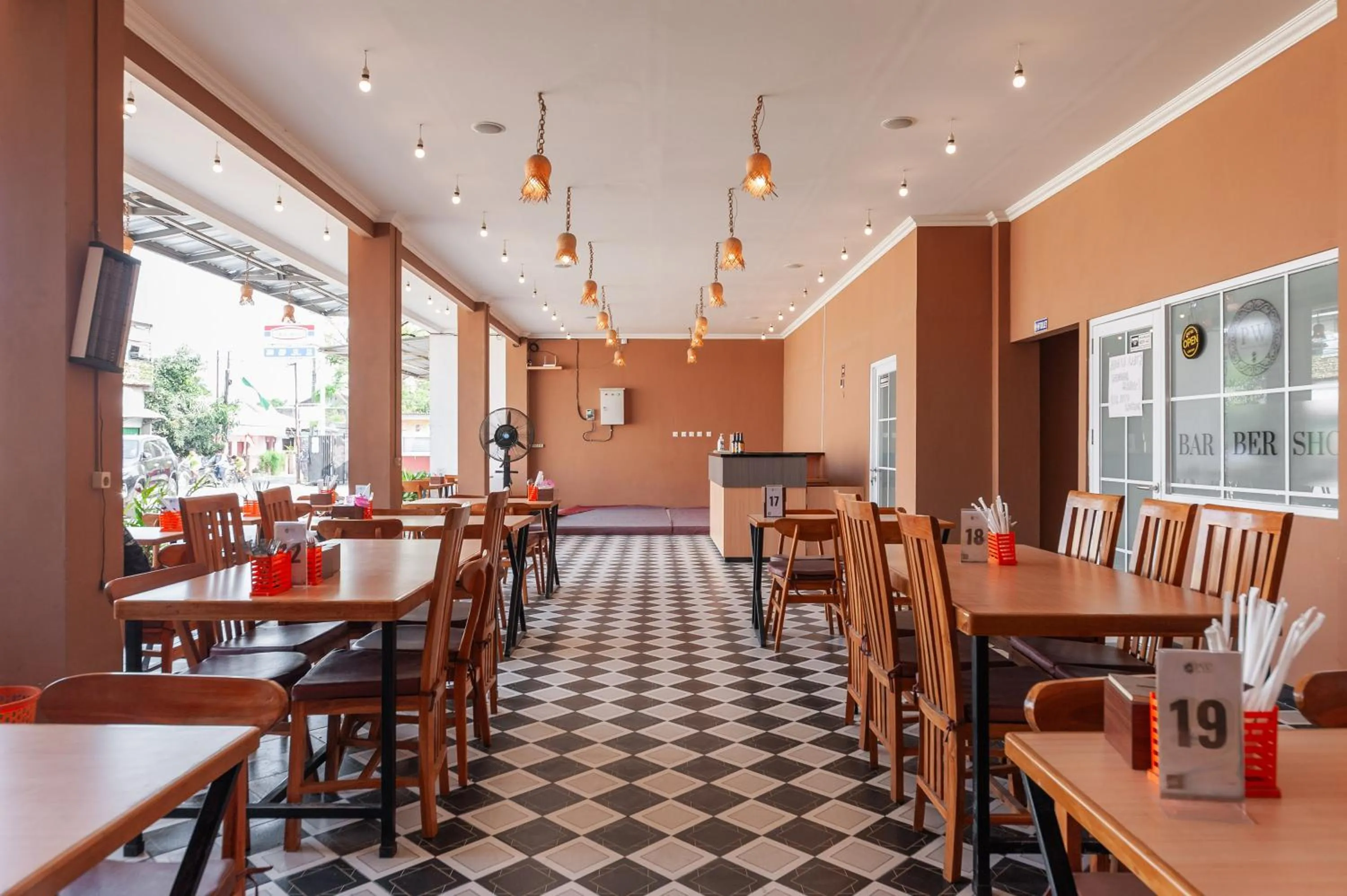 Restaurant/places to eat in RedDoorz Syariah near Lemahabang Station