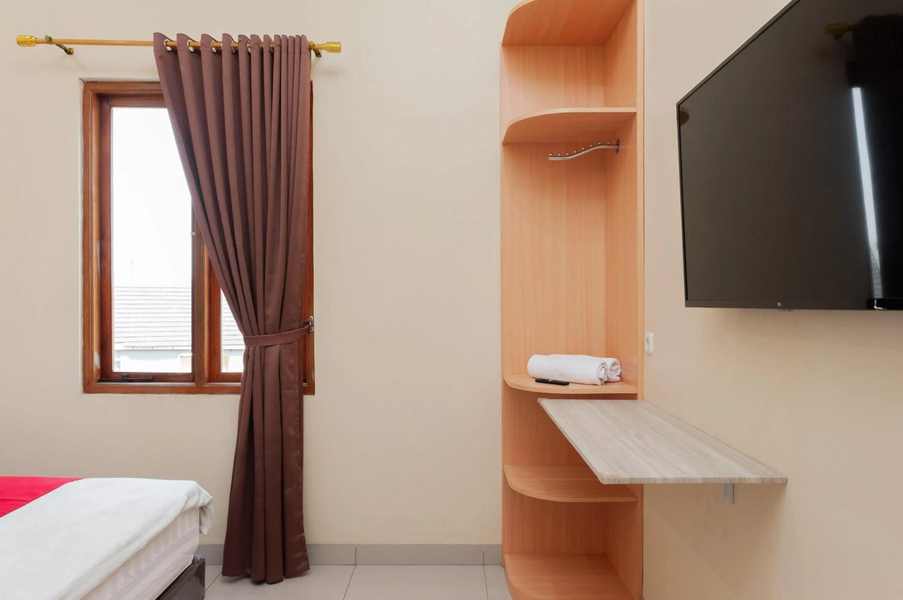 Bedroom, Bed in RedDoorz Syariah near Lemahabang Station