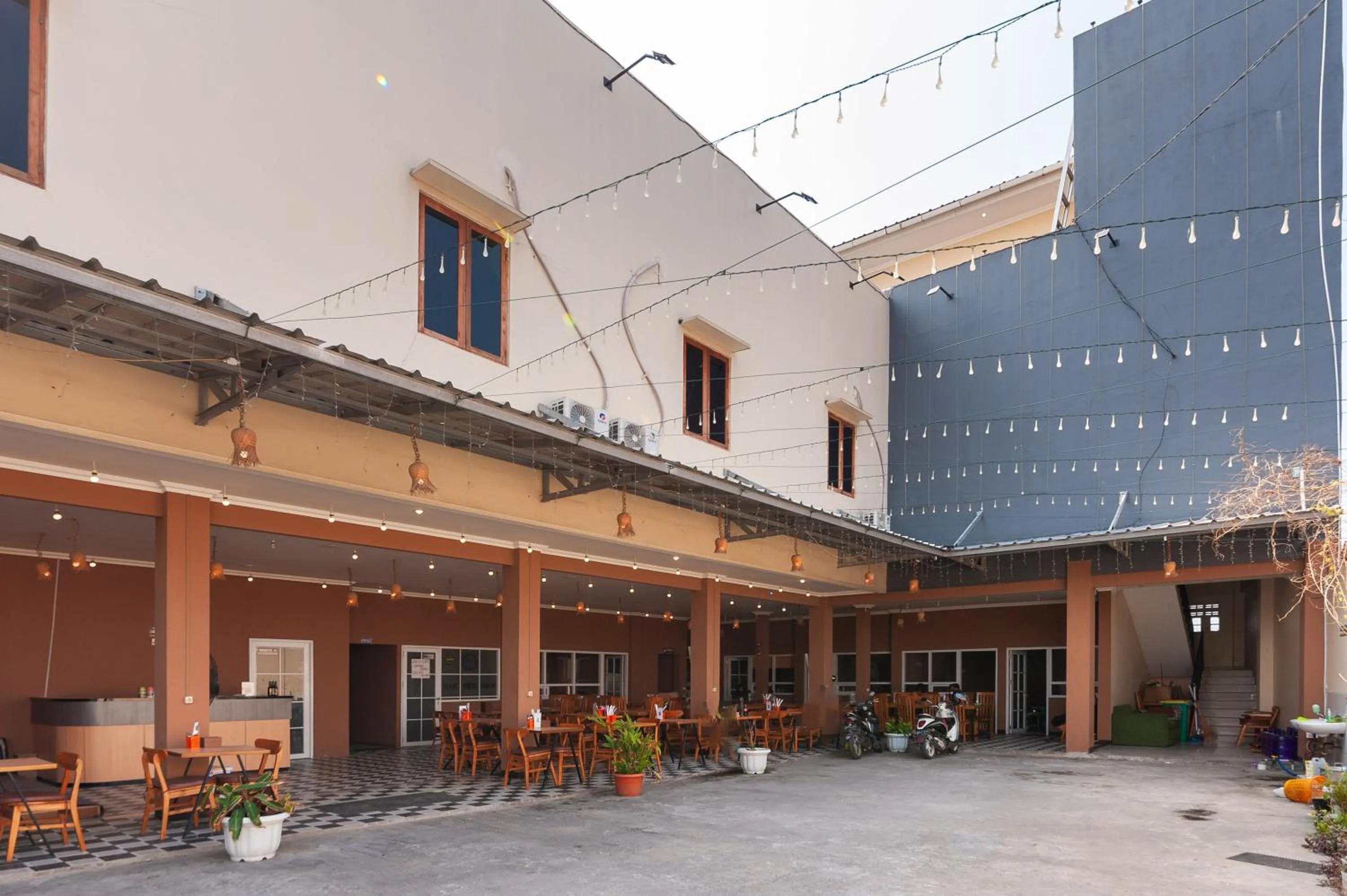 Property building in RedDoorz Syariah near Lemahabang Station