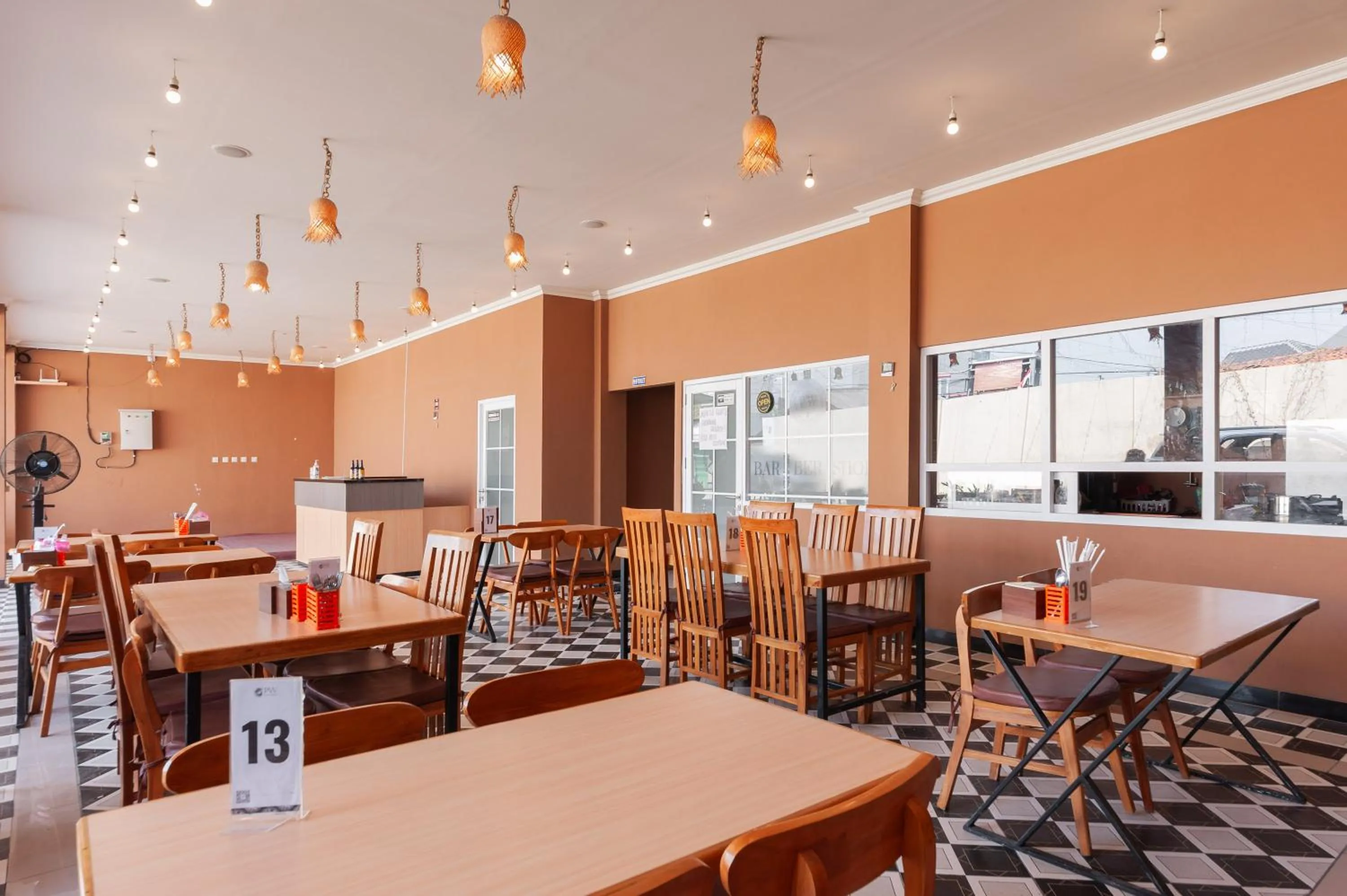 Restaurant/places to eat in RedDoorz Syariah near Lemahabang Station