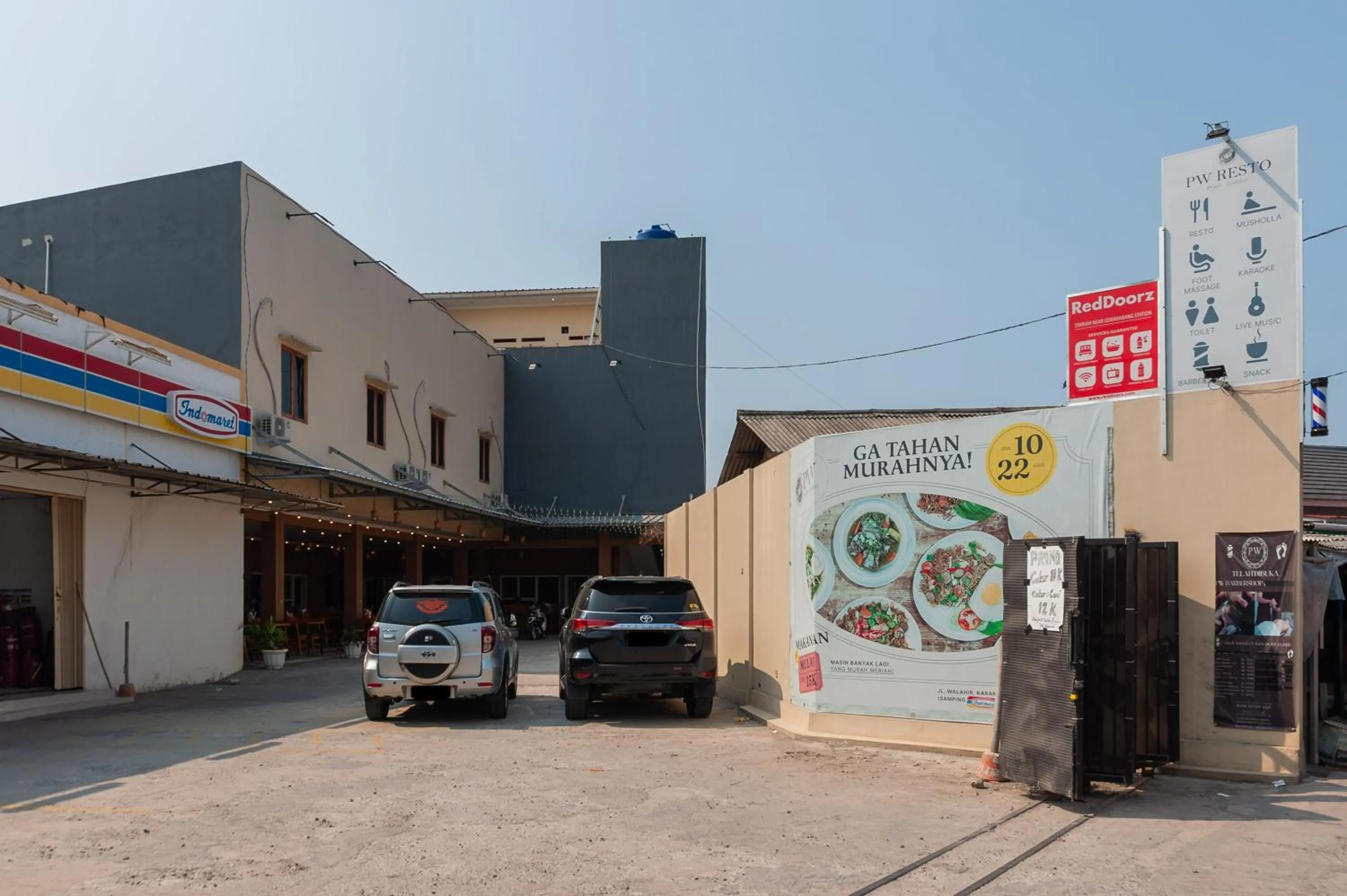Parking in RedDoorz Syariah near Lemahabang Station