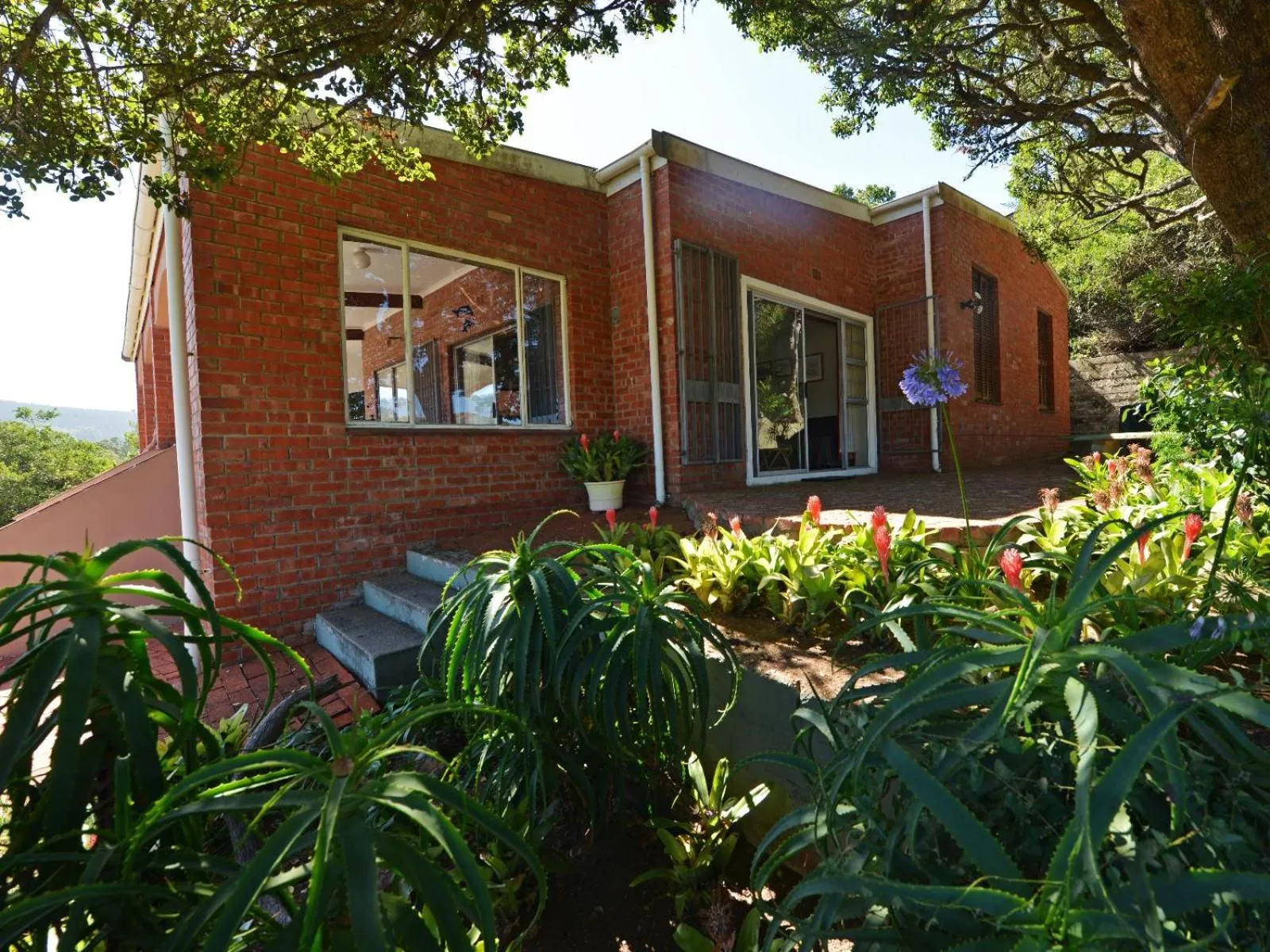 Facade/entrance in Water's Edge