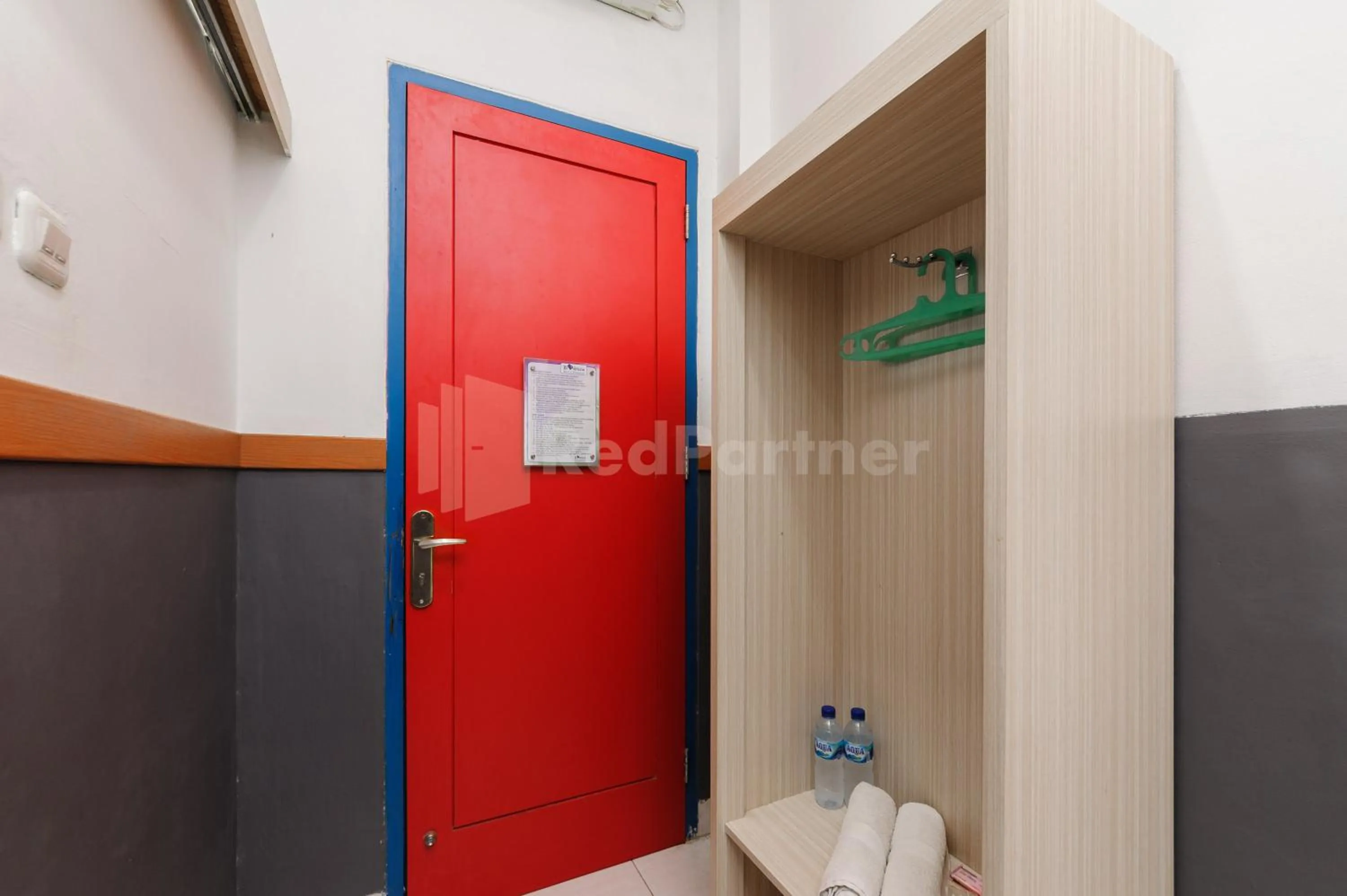 wardrobe in Urbanview Hotel Ian Jaksa Kebon Sirih