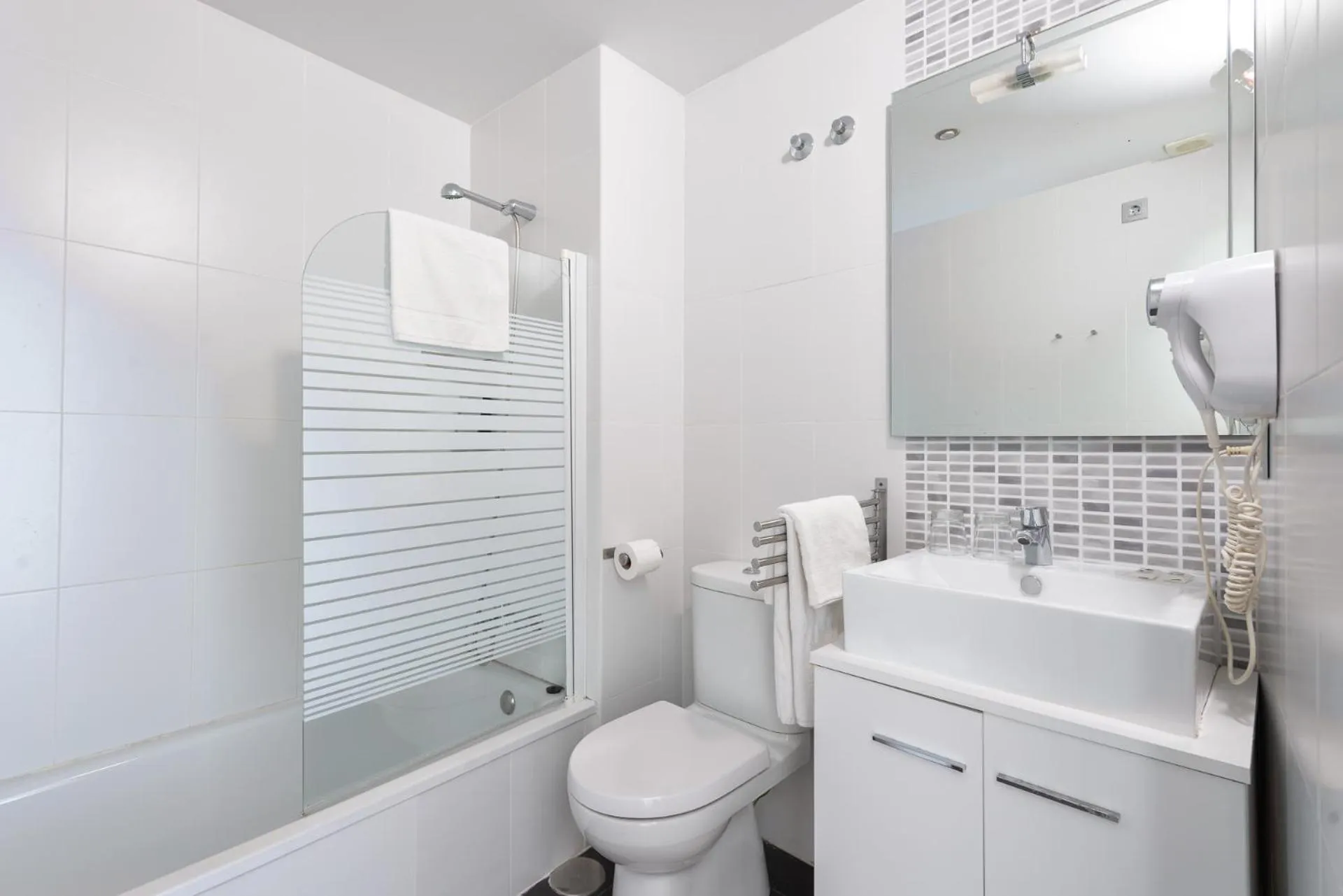 Bathroom in Apartamentos Globus by Be Alicante