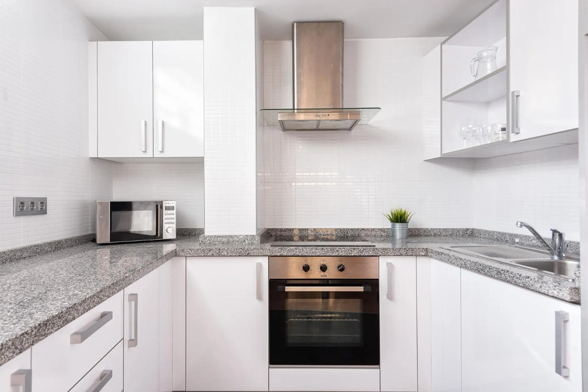 Kitchen or kitchenette in Apartamentos Globus by Be Alicante