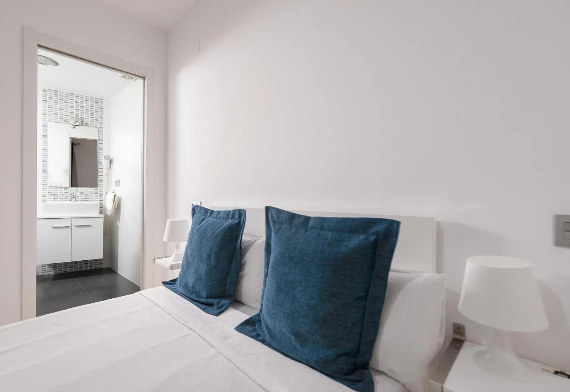 Bed in Apartamentos Globus by Be Alicante