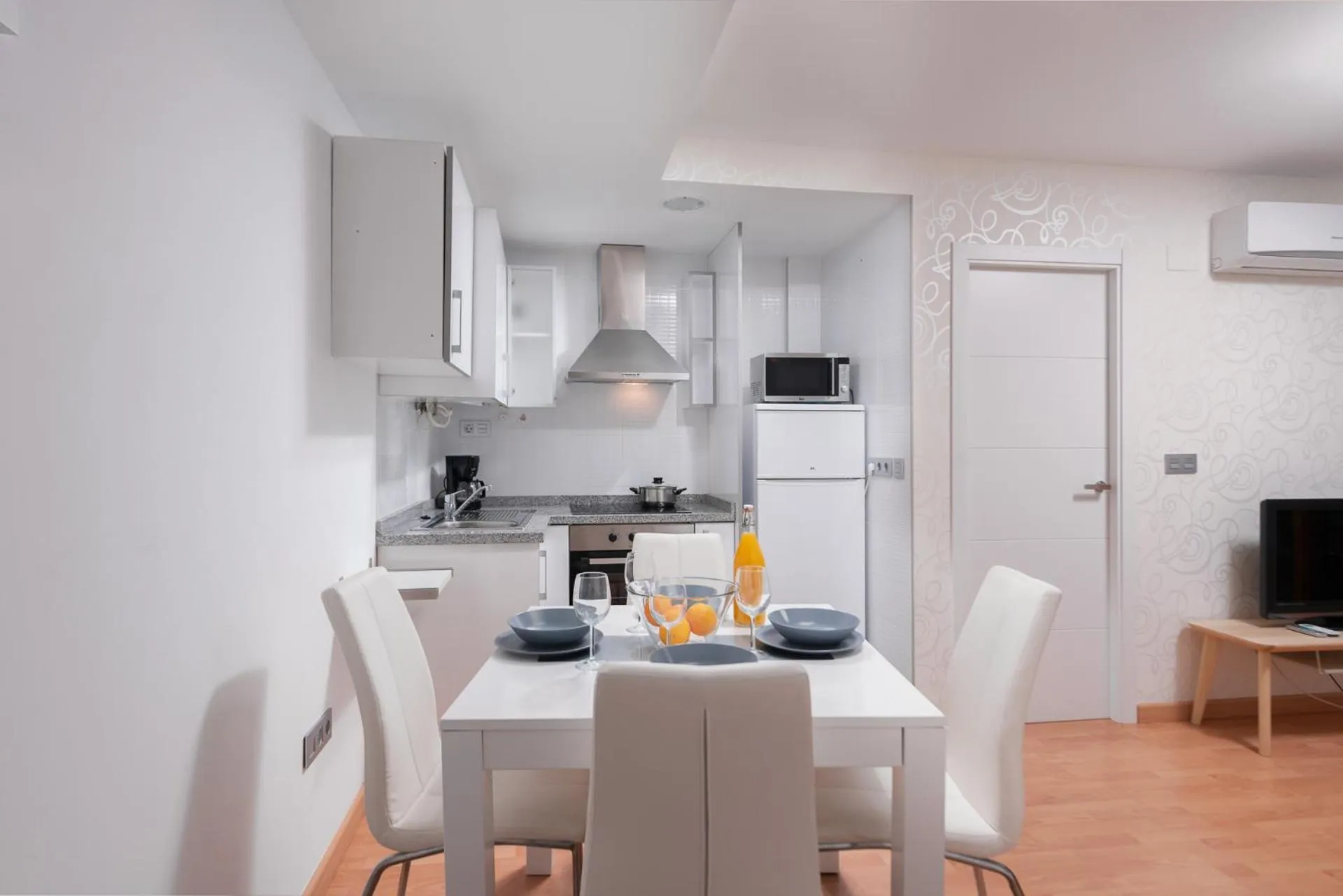Kitchen or kitchenette in Apartamentos Globus by Be Alicante
