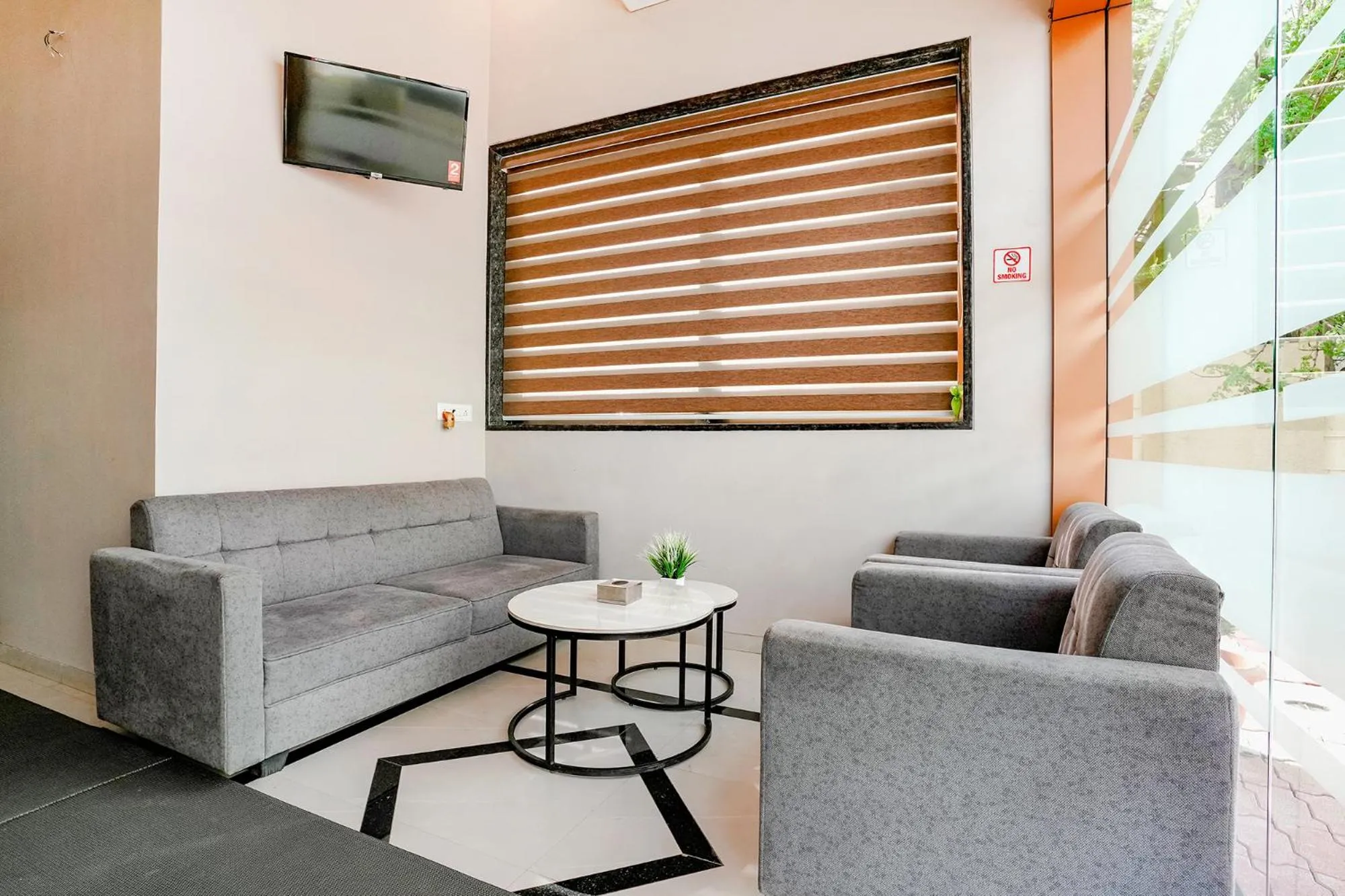 Living room, Seating Area in FabHotel Swaraj