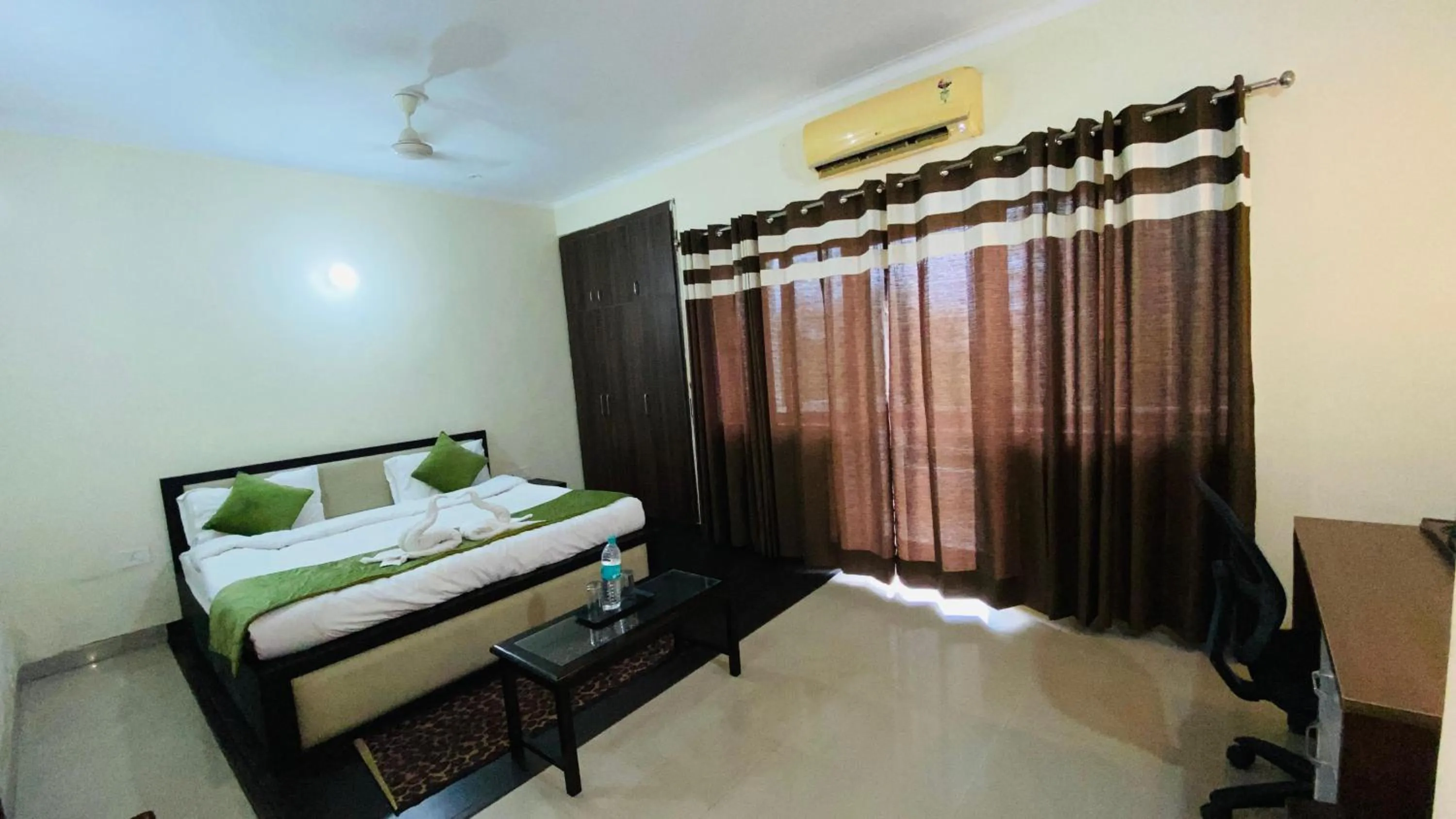 Photo of the whole room, Bed in LivBox