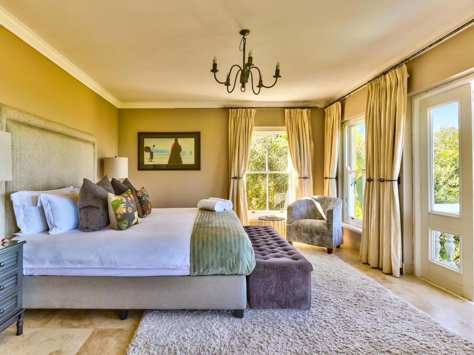 Photo of the whole room, Bed in Devonport House - Constantia